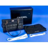 CHANEL, schwarze Lederhandtasche des Pariser Luxus-Labels, Taschennummer 7732591. Sehr schöner, wen