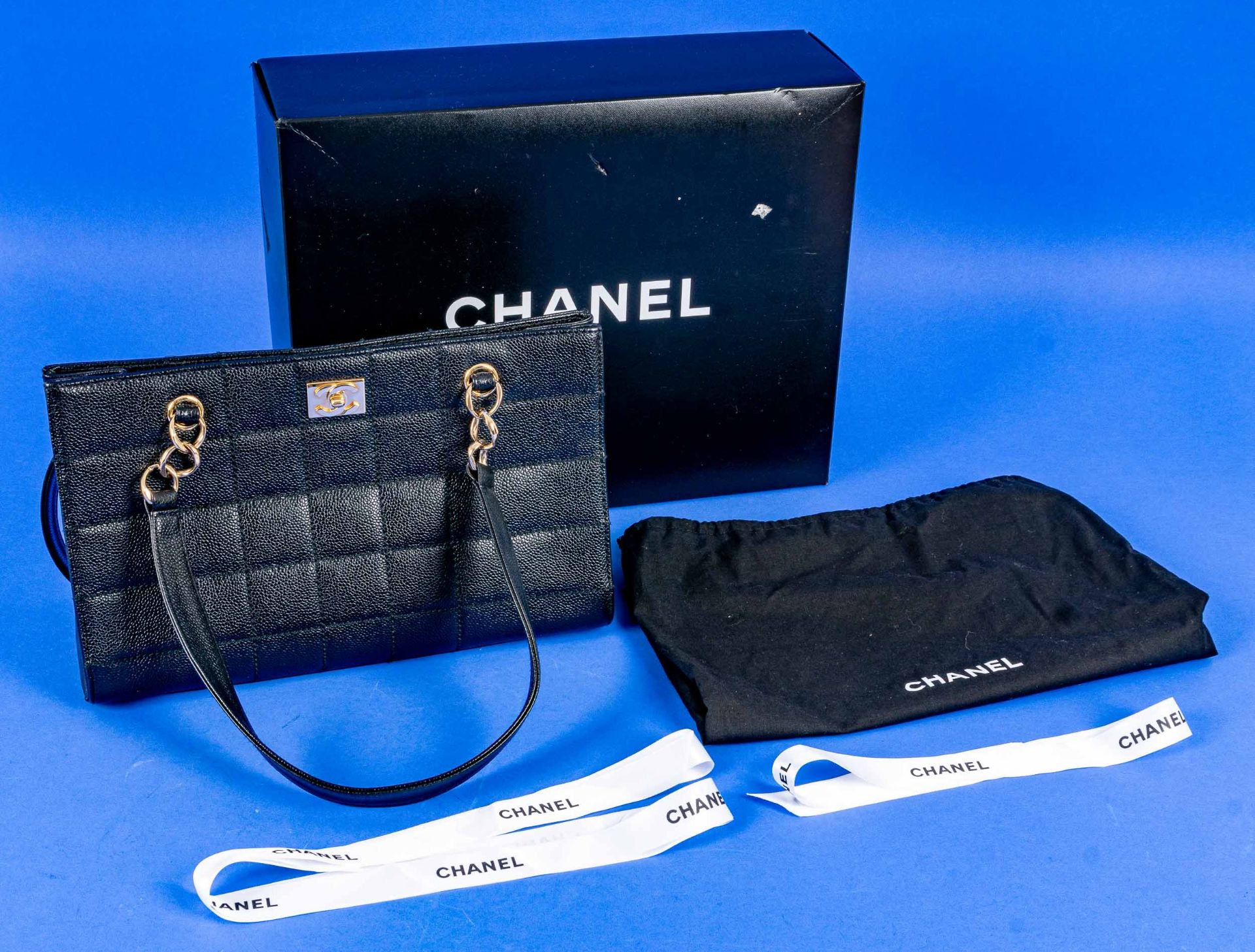 CHANEL, schwarze Lederhandtasche des Pariser Luxus-Labels, Taschennummer 7732591. Sehr schöner, wen