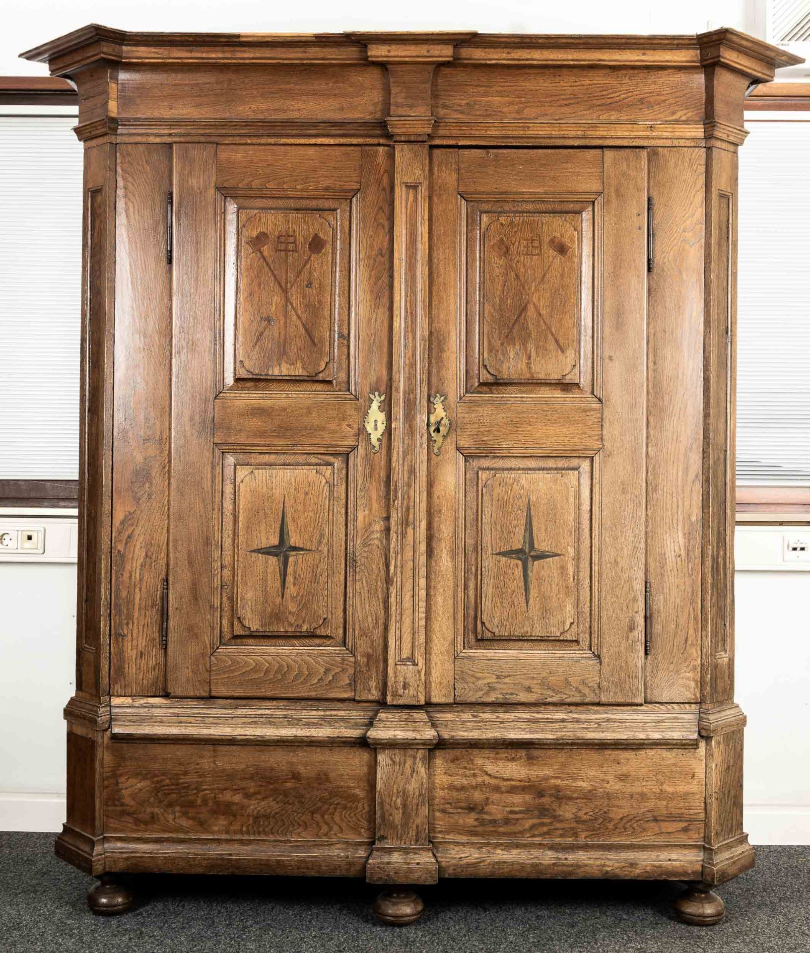 Seltener ZUNFTSCHRANK DER BIERBRAUER; Dielenschrank, deutsch um 1800/20, voll zerlegbarer zweitürig