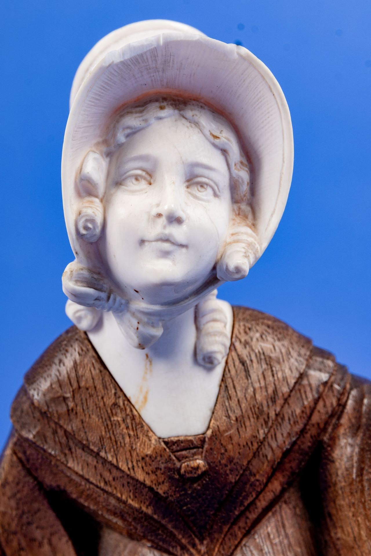 "Mädchen in Biedermeier-Tracht", Chryselephantin Skulptur/Figur, Mahagoni geschnitzt, Schuh, Untera - Image 9 of 11