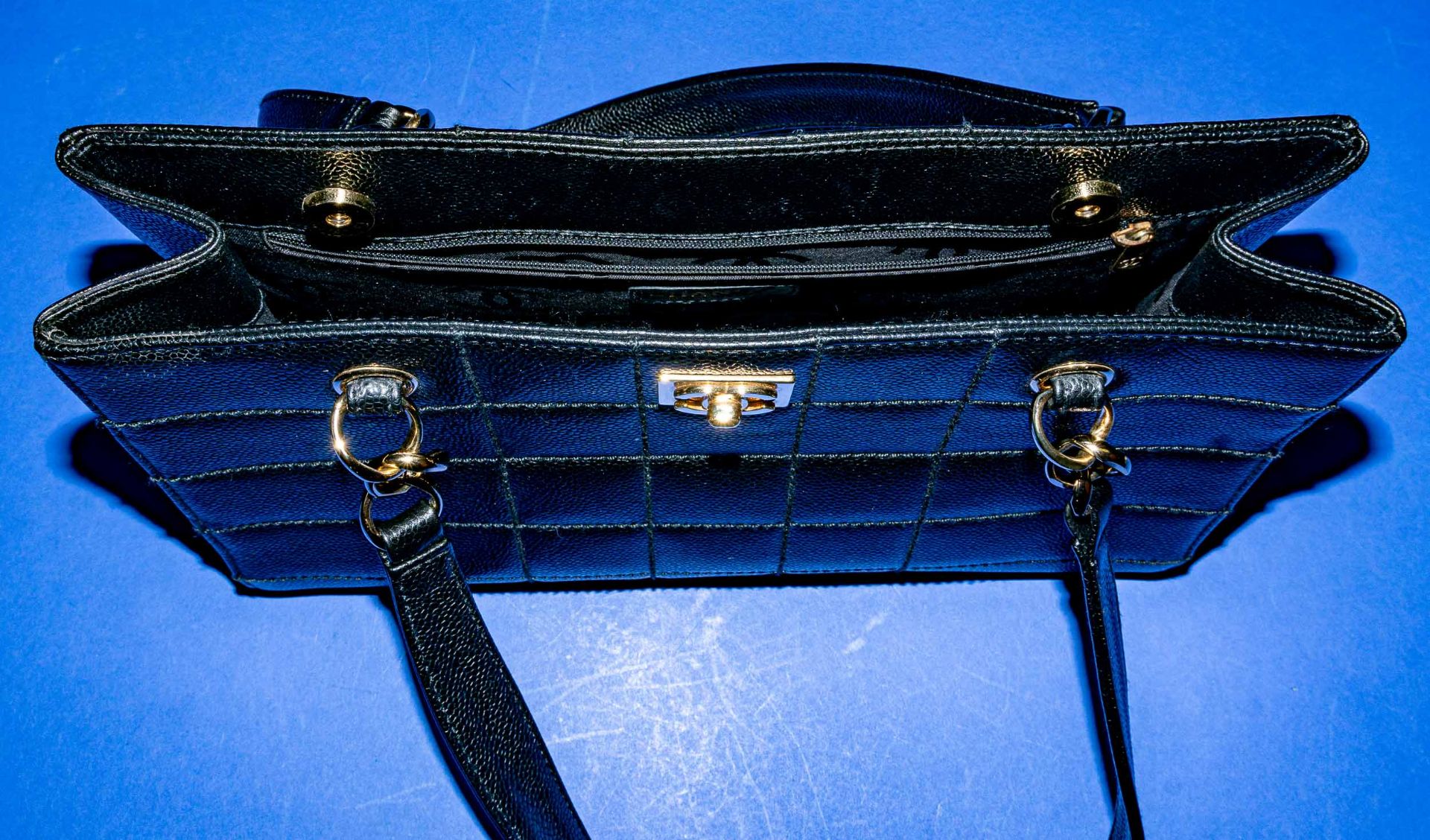 CHANEL, schwarze Lederhandtasche des Pariser Luxus-Labels, Taschennummer 7732591. Sehr schöner, wen - Image 6 of 9