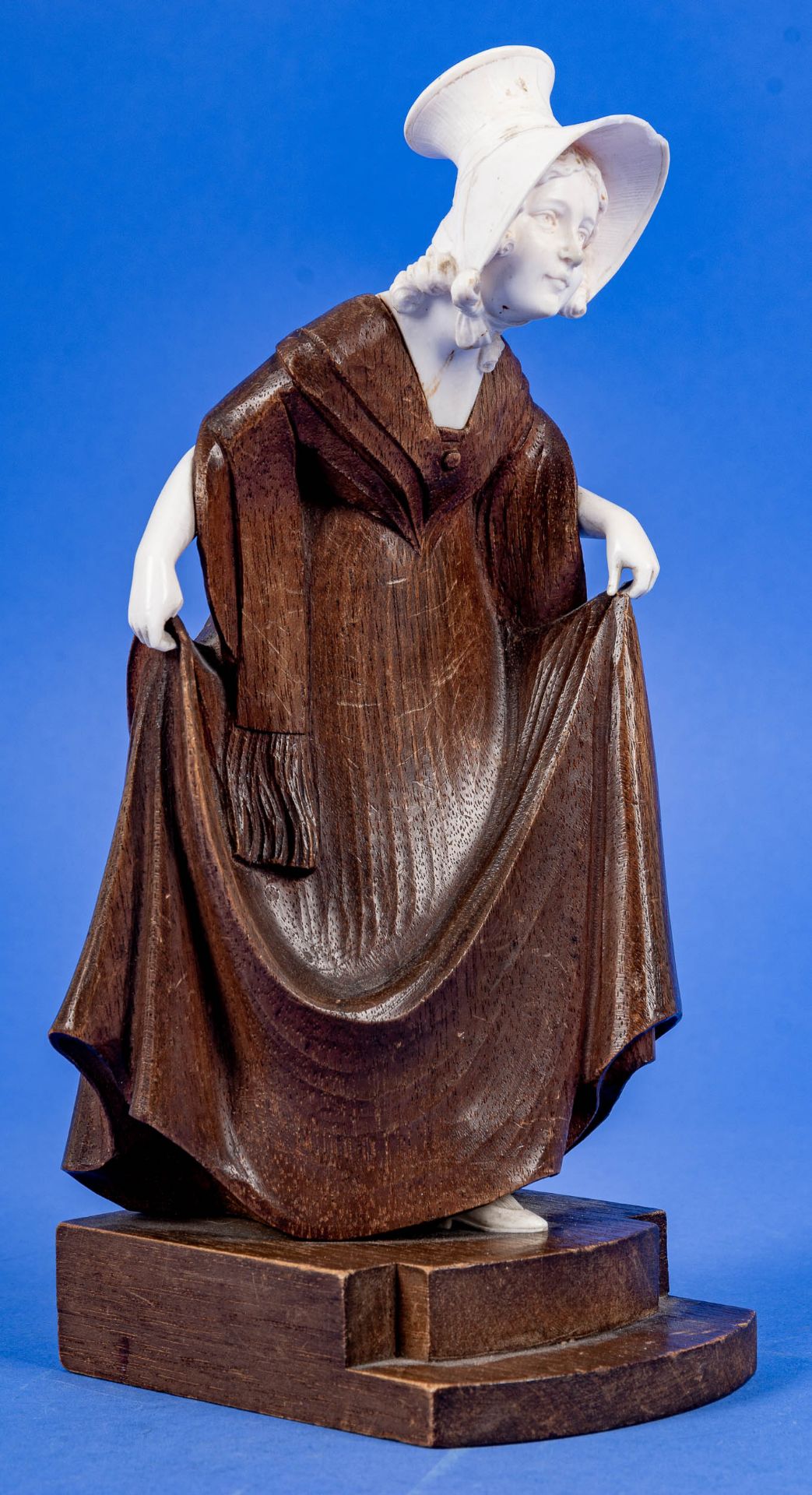 "Mädchen in Biedermeier-Tracht", Chryselephantin Skulptur/Figur, Mahagoni geschnitzt, Schuh, Untera