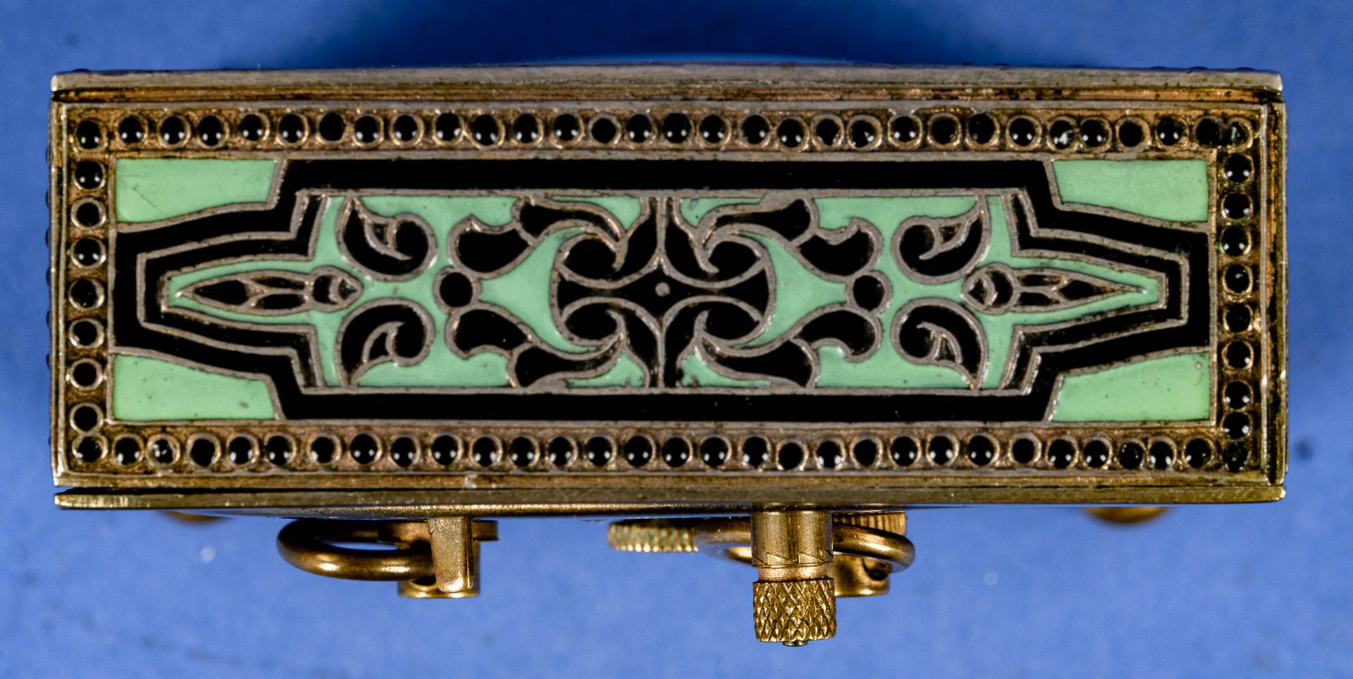 Feiner Tischwecker der Marke Kienzle, vergoldetes Messinggehäuse mit grün-schwarzen Emaille-Dekoren - Bild 4 aus 8