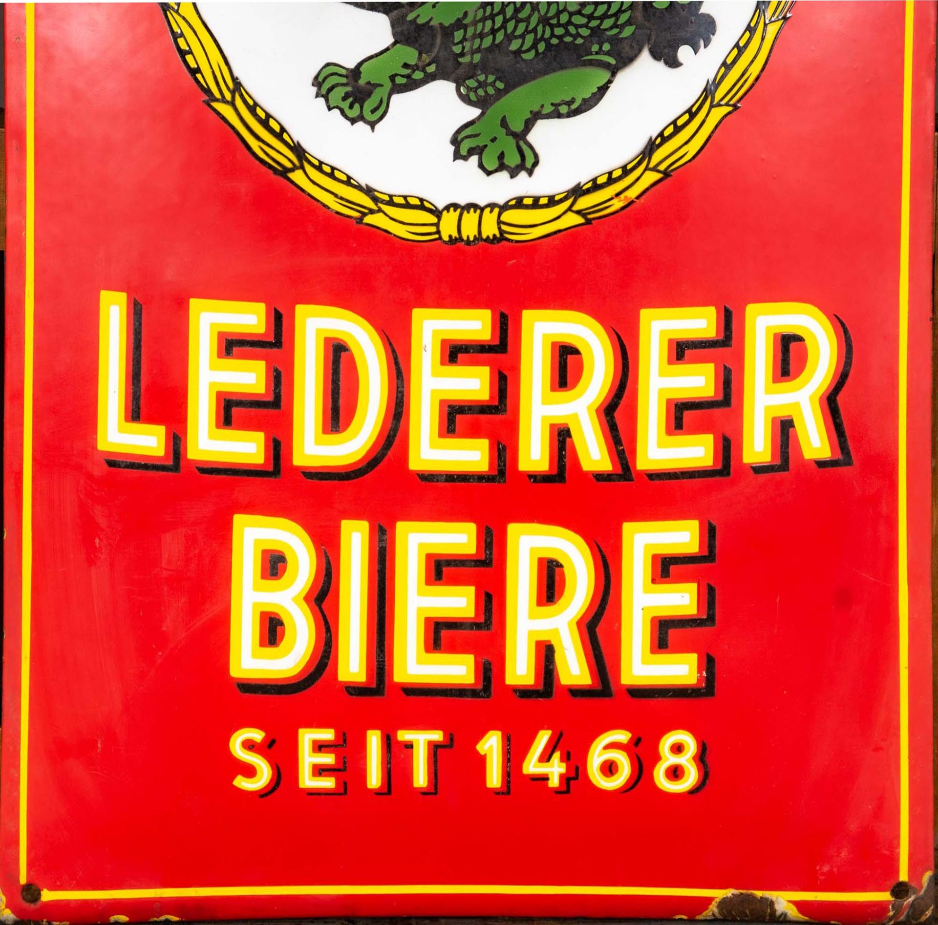 "LEDERER BIERE" seit 1468. Älteres, gewölbtes Emaille-Schild, 4farbig, teils plastisch fühlbarer De - Bild 3 aus 6