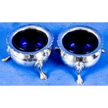Paar Salieren, massives 925er Sterlingsilber mit intakten blau-violetten Glaseinsätzen, minimal in