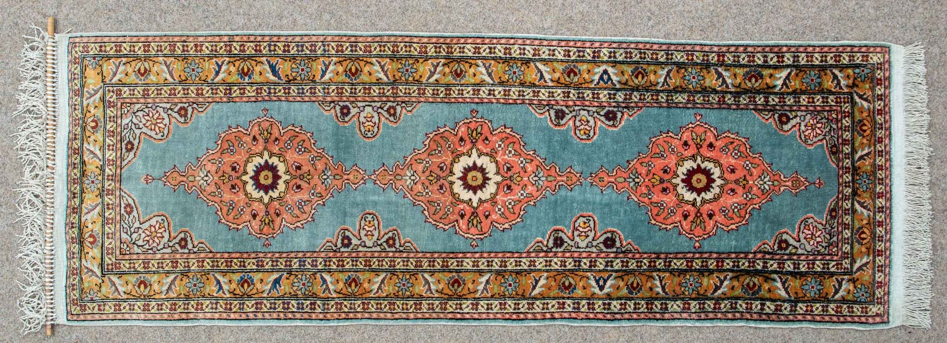 Schmaler KAYSERI Teppichläufer, ca. 43 x 125 cm; türkisfarbiger Fond.