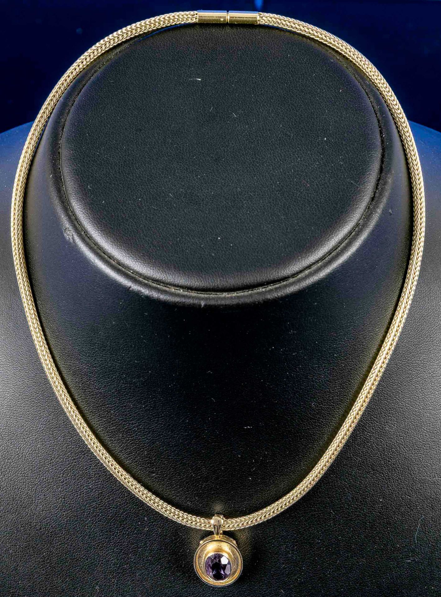 Elegante zeitlose 585er Gelbgold-Halskette mit ovalem Kettenanhänger mit amethystfarbenem Cabochon 