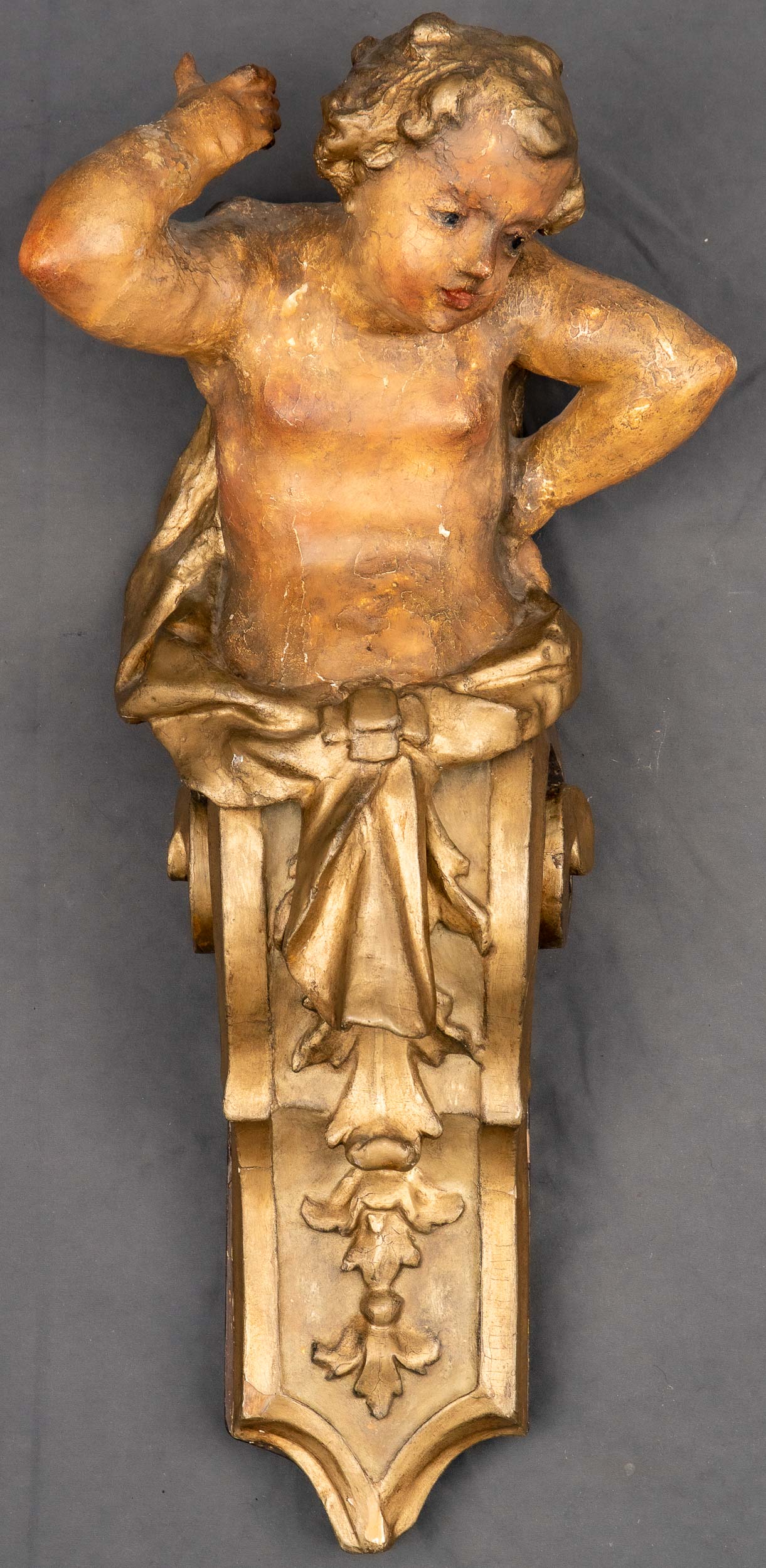 Geschnitzter Jüngling auf volutenförmig geschnitztem Sockel, wohl Ende 18. Jhdt., Holz geschnitzt;