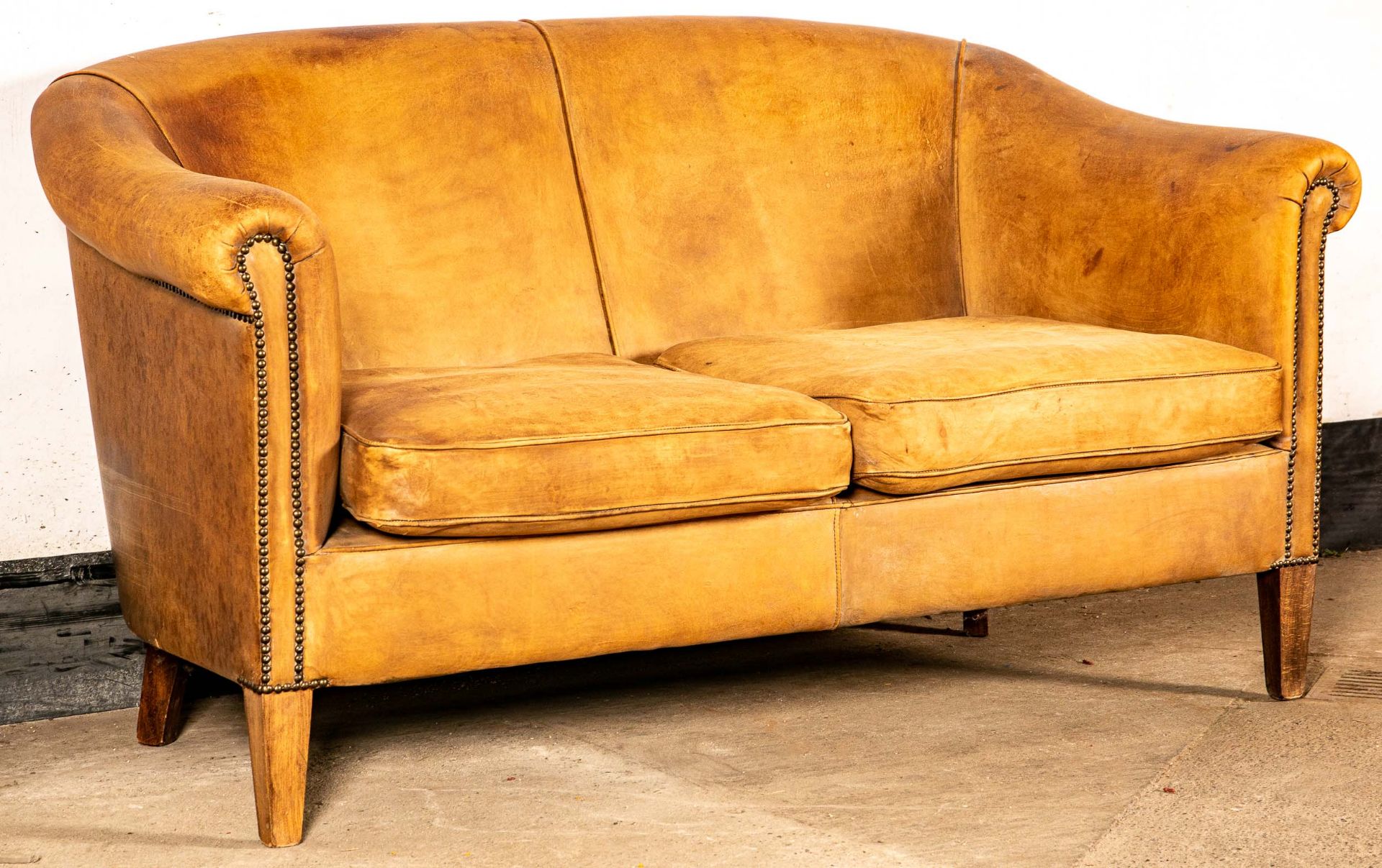 Älteres Ledersofa/zweisitzige Couch, engl. Stil, spätes 20. Jhdt., stärkere Alters- & Gebrauchsspur - Bild 2 aus 7