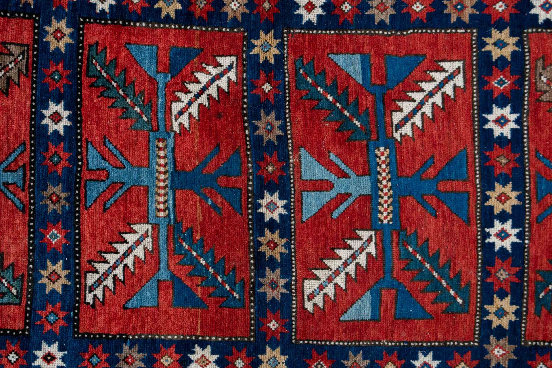 Ältere kaukasische Teppichbrücke in sehr schöner Farbigkeit, gleichmäßige Florhöhe, ca. 120 x 215 c - Bild 2 aus 5