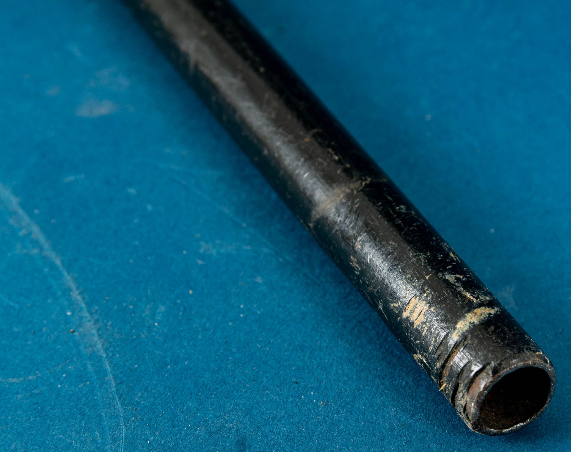 Antiker Spazierstock, ebonisierter Malakka-Rohr-Schuss, gebogener Griff. Das untere Griffende in Fo - Bild 9 aus 9