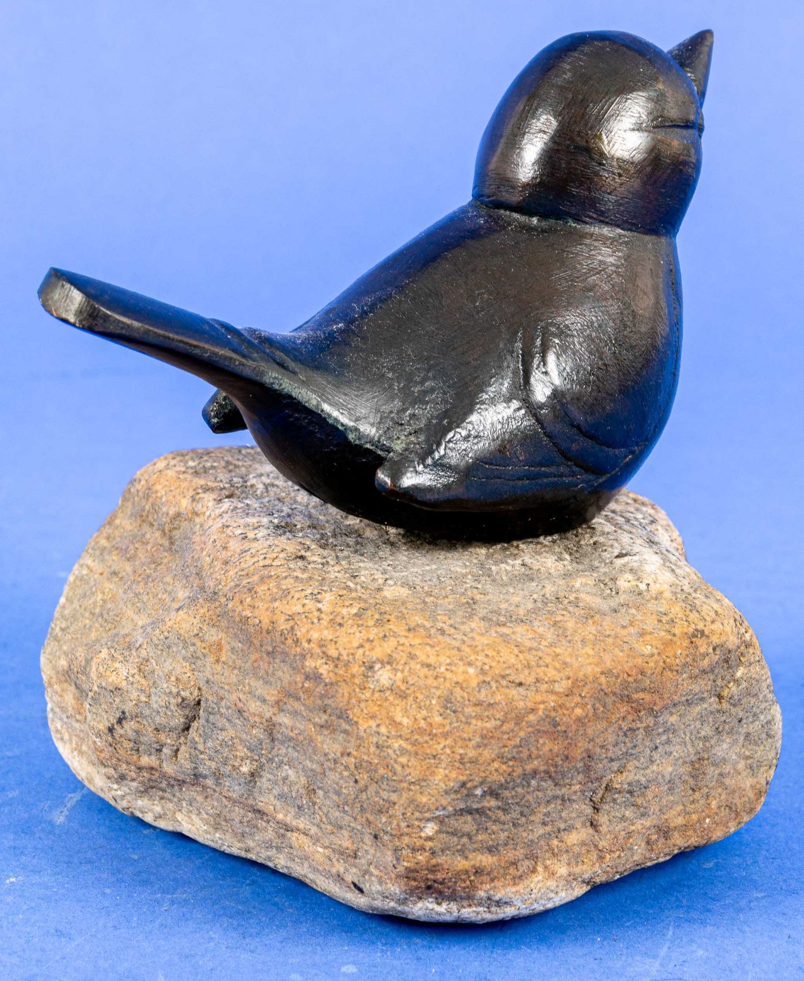"Sitzender Spatz" auf Natursteinsockel; bronzierter Metallguss, unsigniert; Spatz ca. 14 cm, Durchm - Image 3 of 6