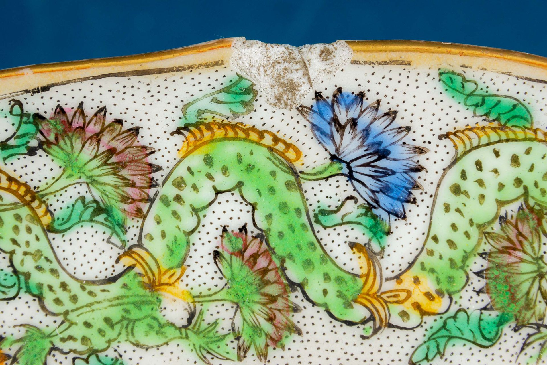 Paar alter oder antiker chinesischer Fußschalen, Weißporzellan mit polychromen figural-, floral- un - Image 6 of 10