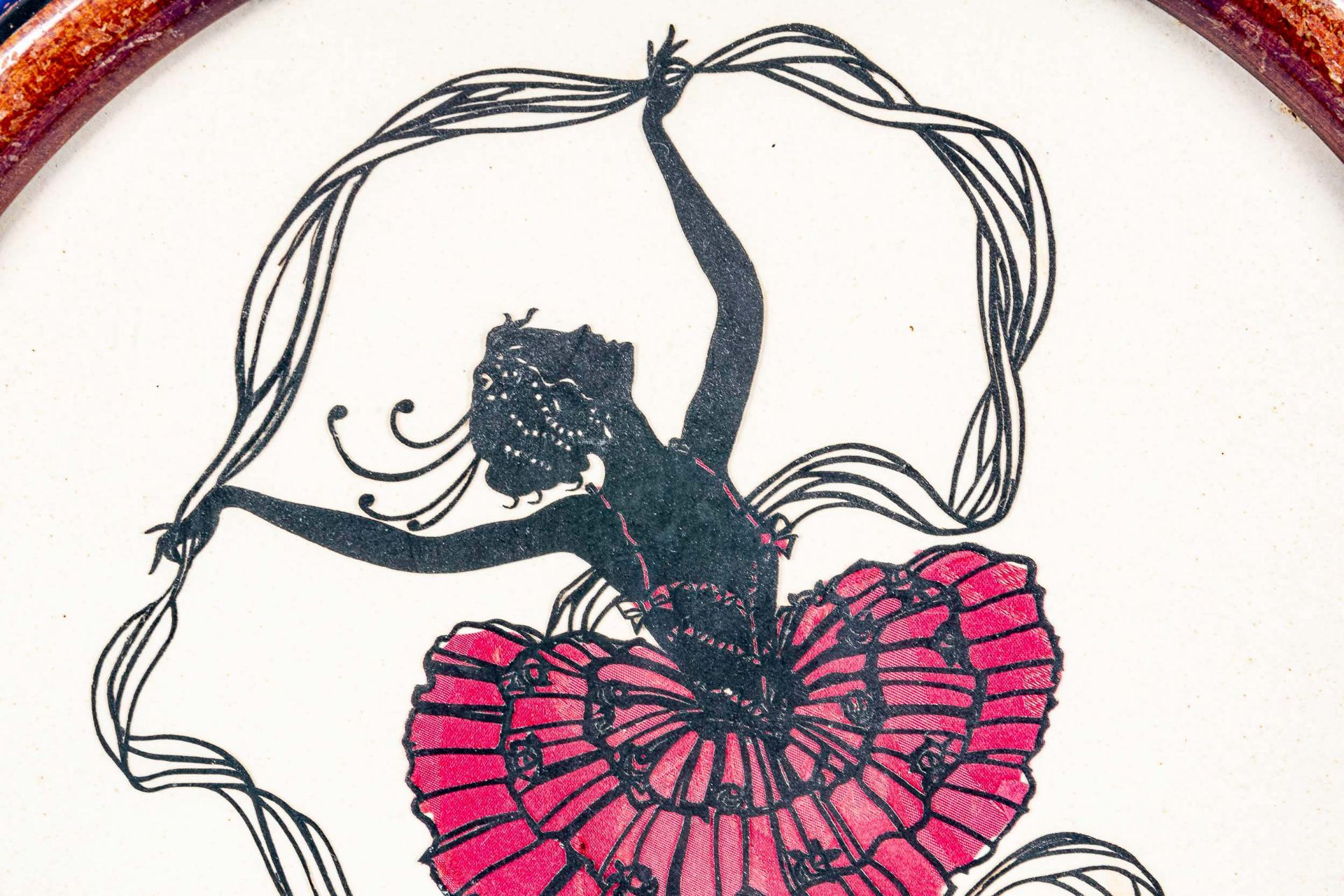 "Tänzerin", hinter Glas in rundem Holztablett gerahmter original handsignierter Scherenschnitt des  - Bild 5 aus 7