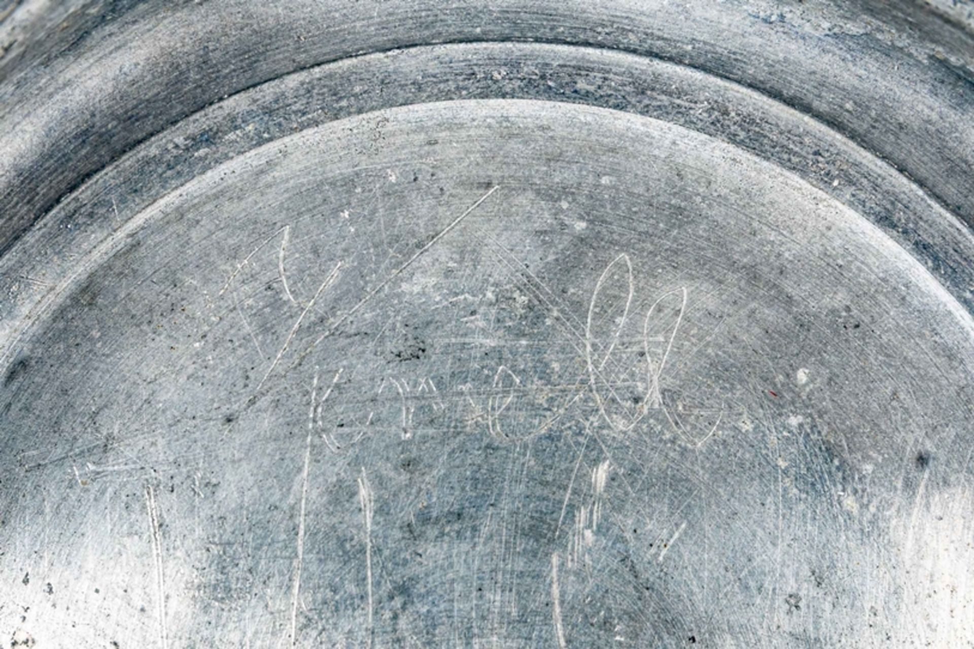 Antiker Humpen, Zinn, Wandung mit graviertem Bauern mit vom Pferd gezogenem Pflug; rundum aufwändig - Bild 13 aus 14