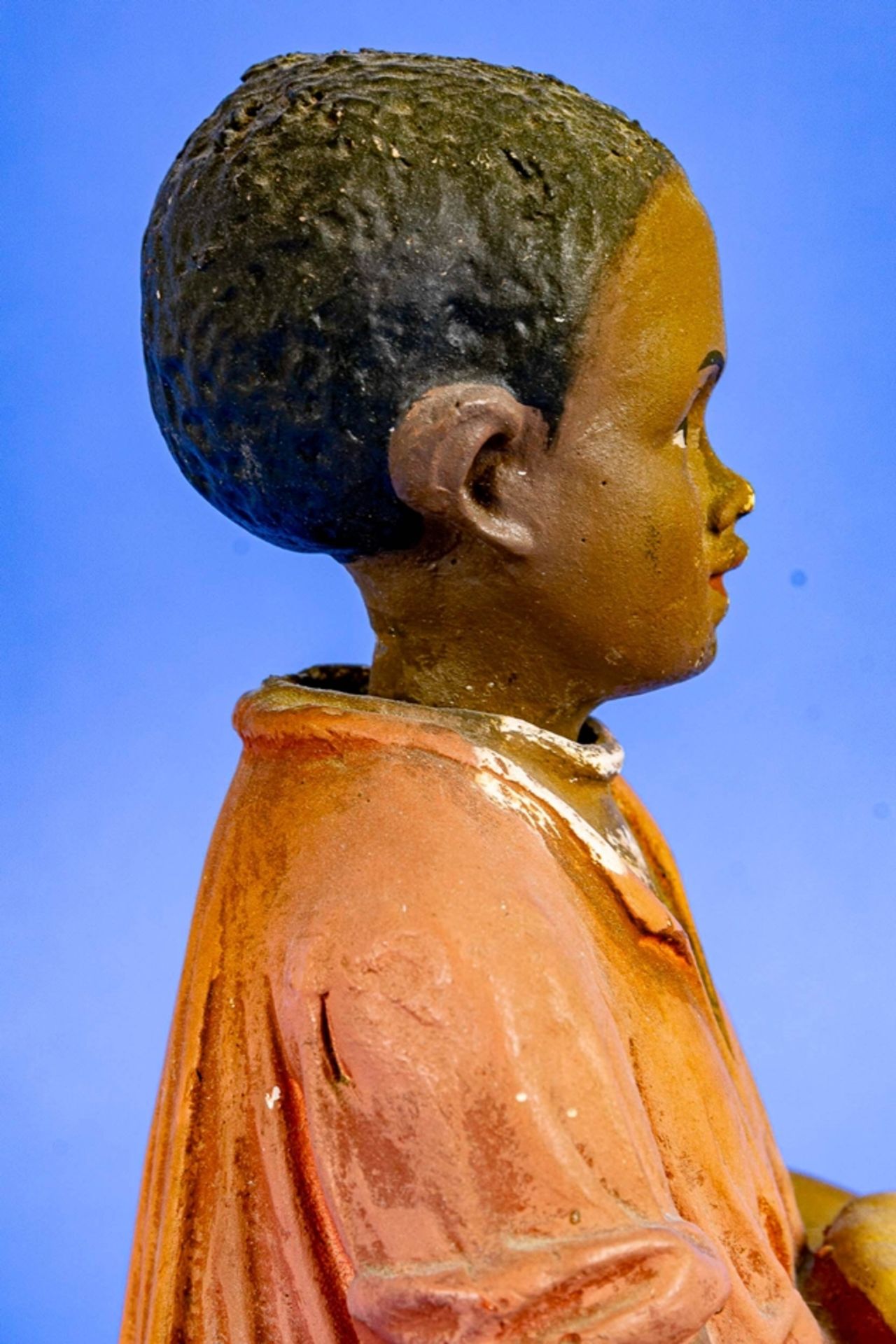Antike Spardose, polychrom staffierter Stuckgips in Form eines afrikanischen jungen Mädchens mit We - Bild 5 aus 9