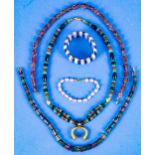 5teiliges Schmuckkonvolut, bestehend aus 3 Halsketten & 2 Armbändern. Kettenlängen von ca. 44 - 56