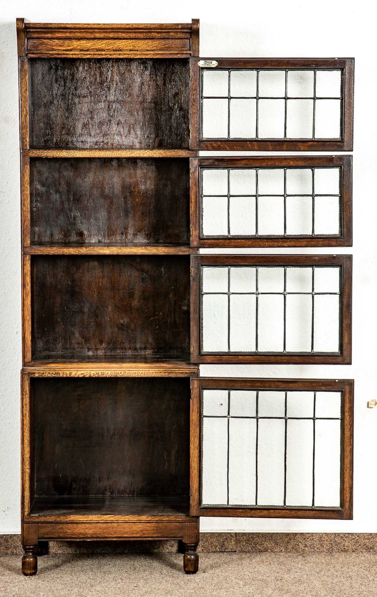 Schmaler 4türiger Bücherschrank, auch als Vitrine verwendbar, Eiche massiv, England der 1920er/30er - Bild 6 aus 12