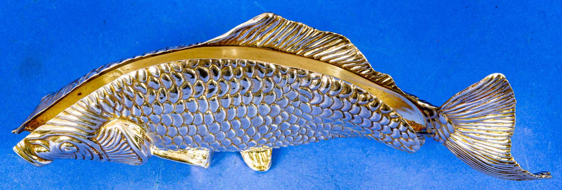 Serviettenhalter in Karpfenform, versilbertes Metall, Länge ca. 21 cm. - Bild 3 aus 8