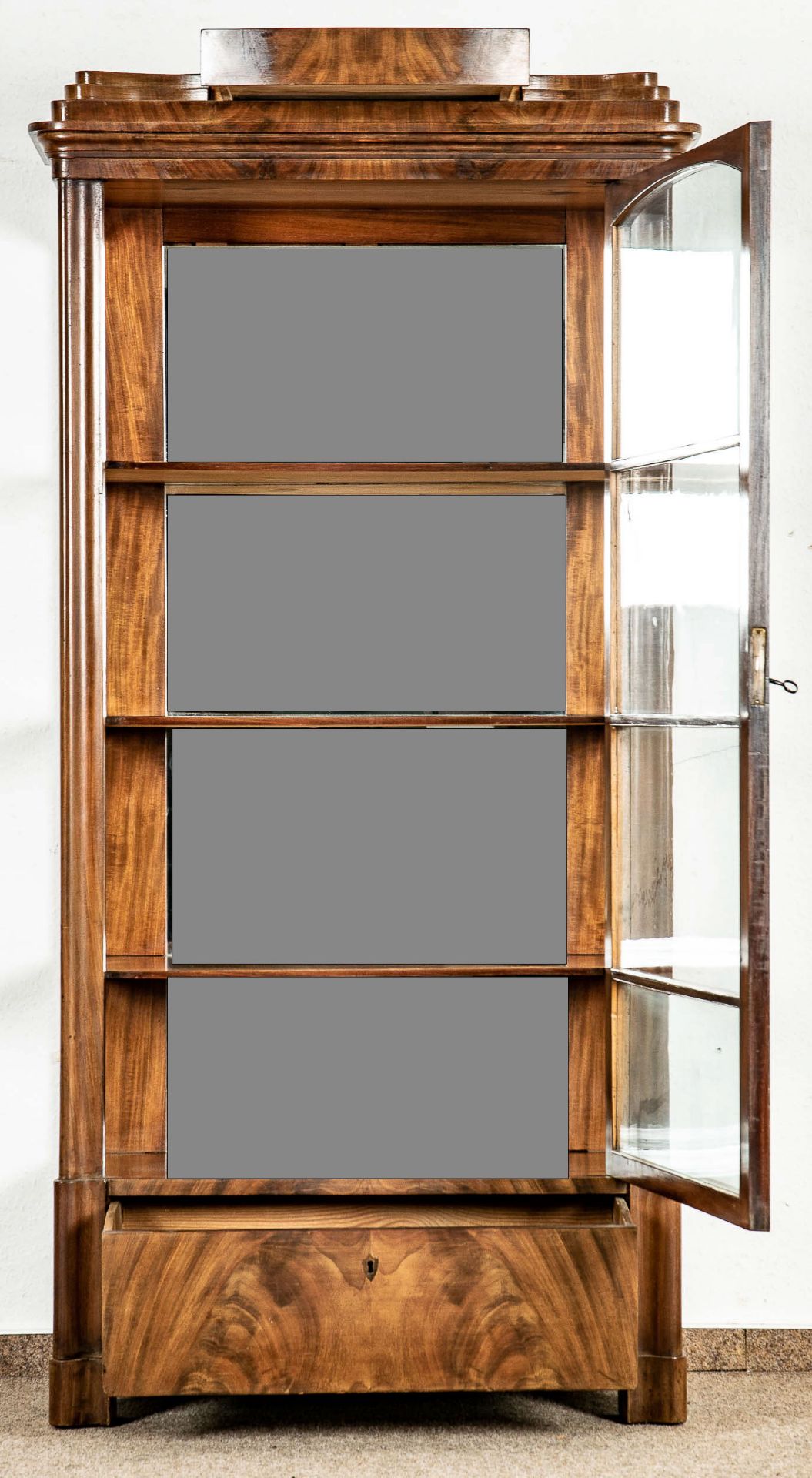 Vitrinenschrank, Biedermeier um 1830/50, Mahagoni massiv und furniert, dreiseitig verglaster Körper - Image 7 of 14