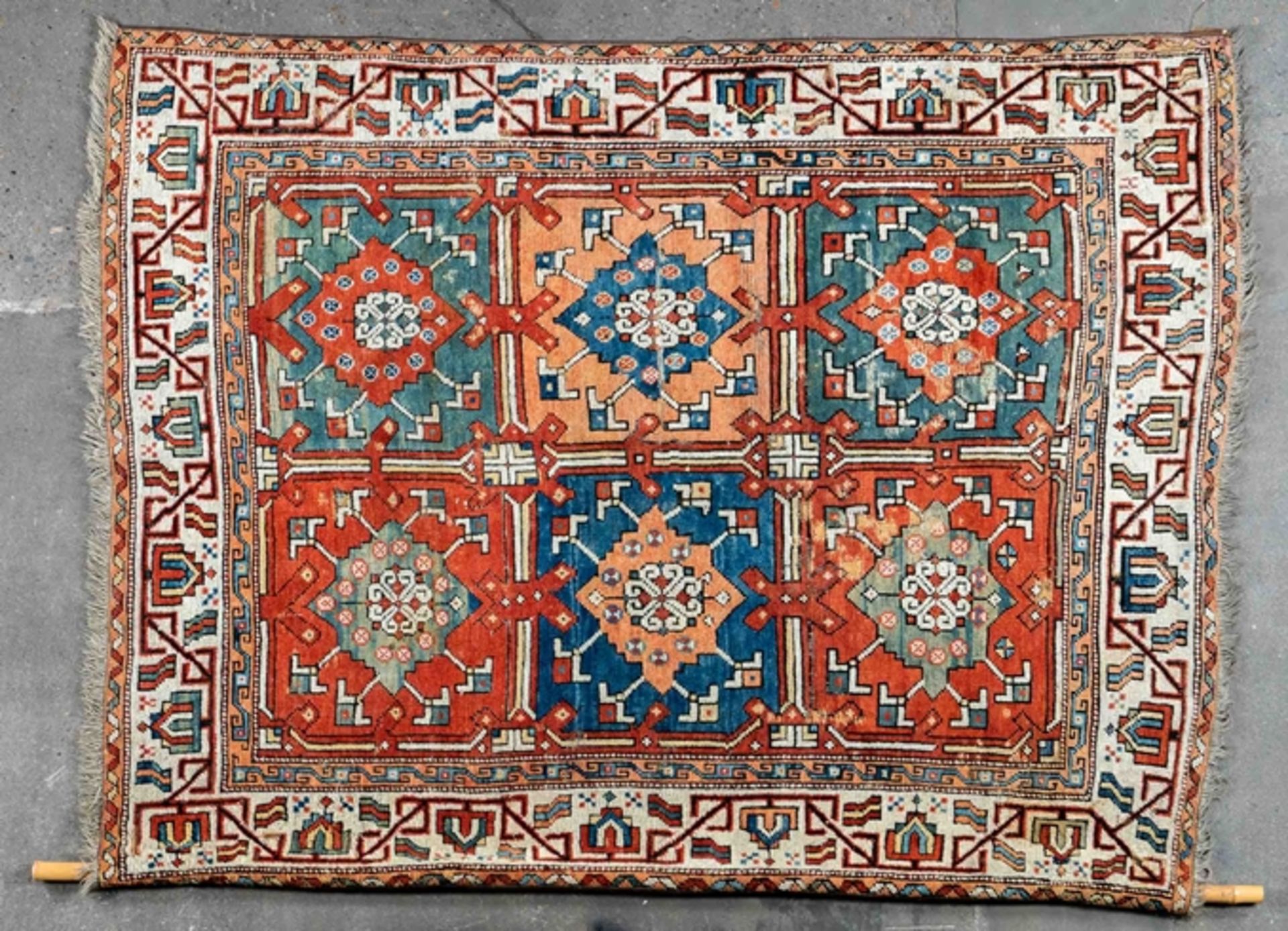 Älterer oder antiker kaukasischer Teppich, sogenannter Gartenteppich, Fond mit 6 "Gärten", hing jah