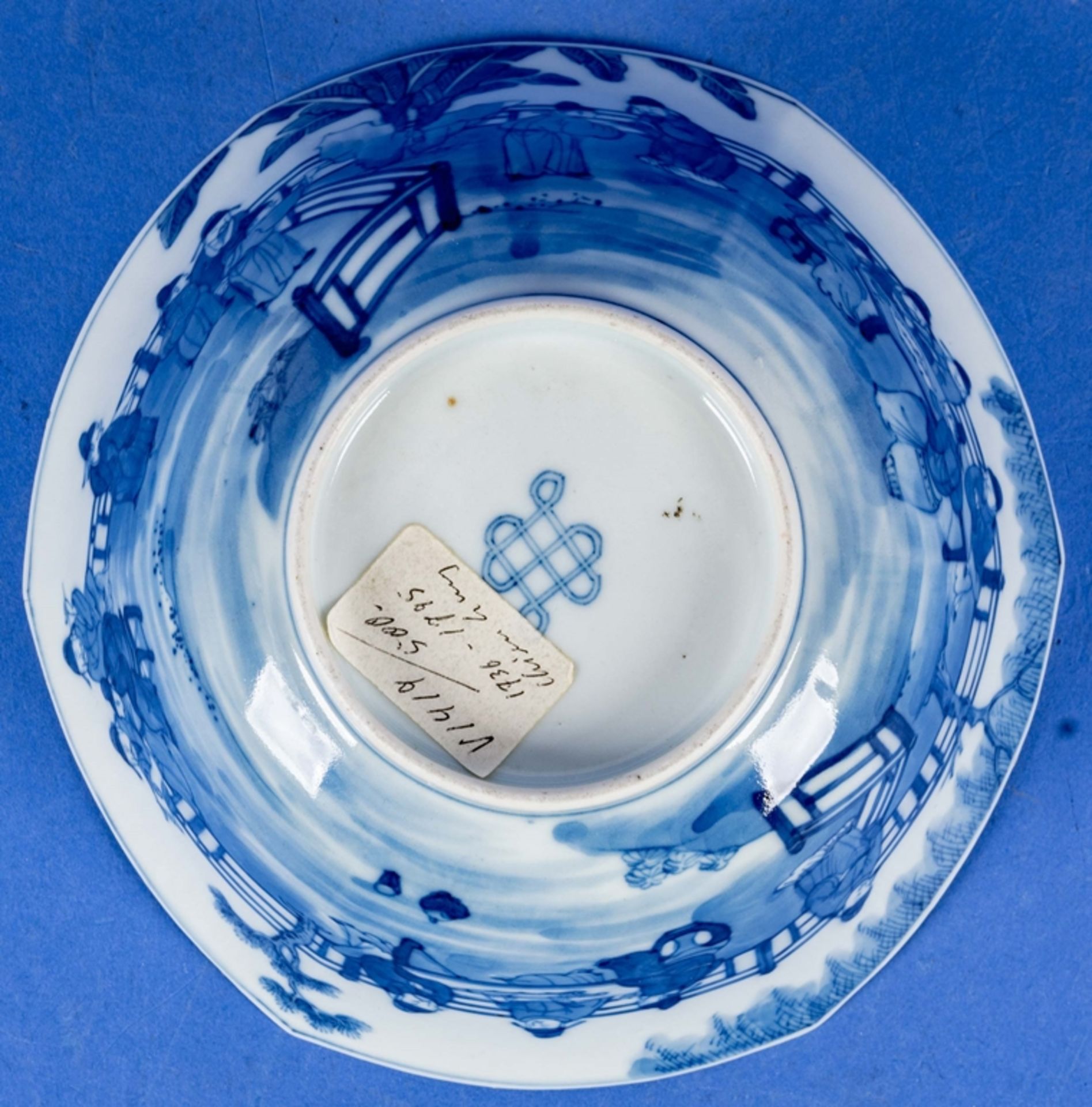 Antike Kumme, China 18. oder 19. Jhdt. Weißporzellan mit vielfigurigem "Gelehrte, Musiker und Spiel - Image 9 of 12