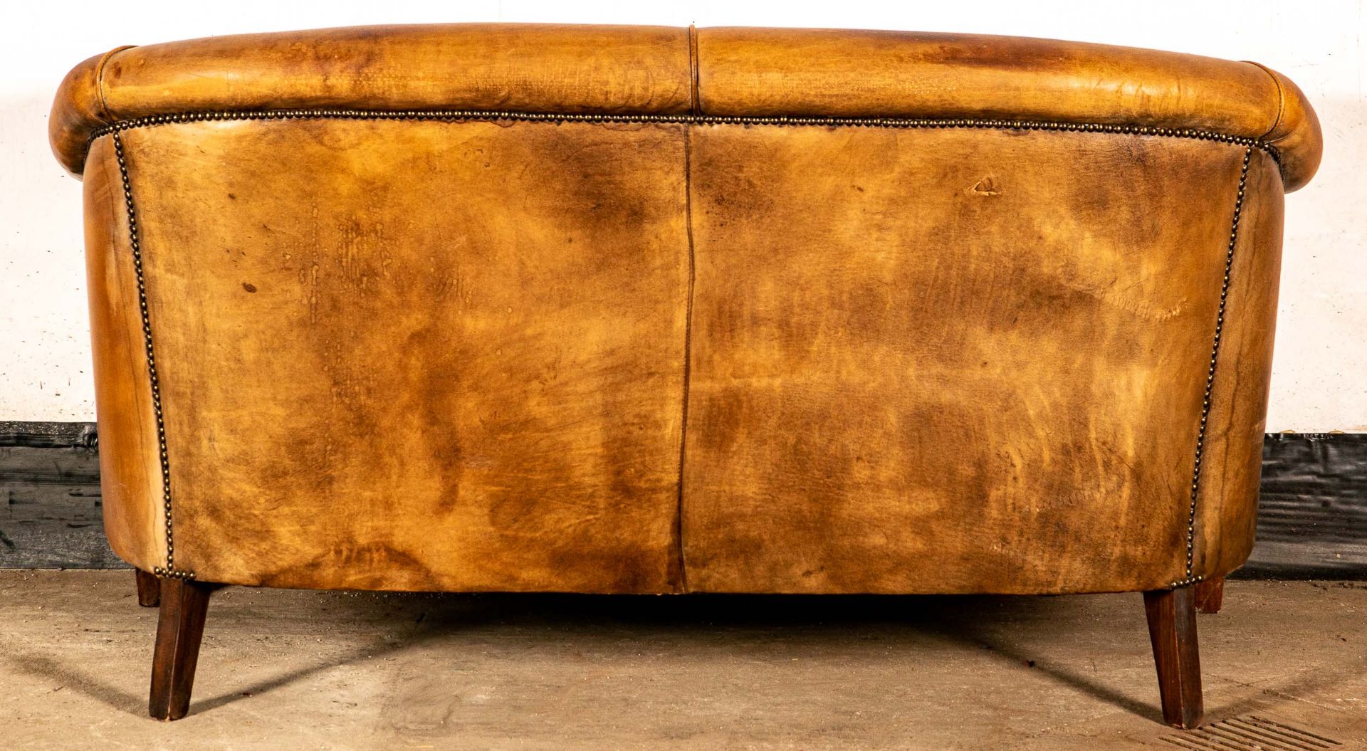 Älteres Ledersofa/zweisitzige Couch, engl. Stil, spätes 20. Jhdt., stärkere Alters- & Gebrauchsspur - Bild 5 aus 7