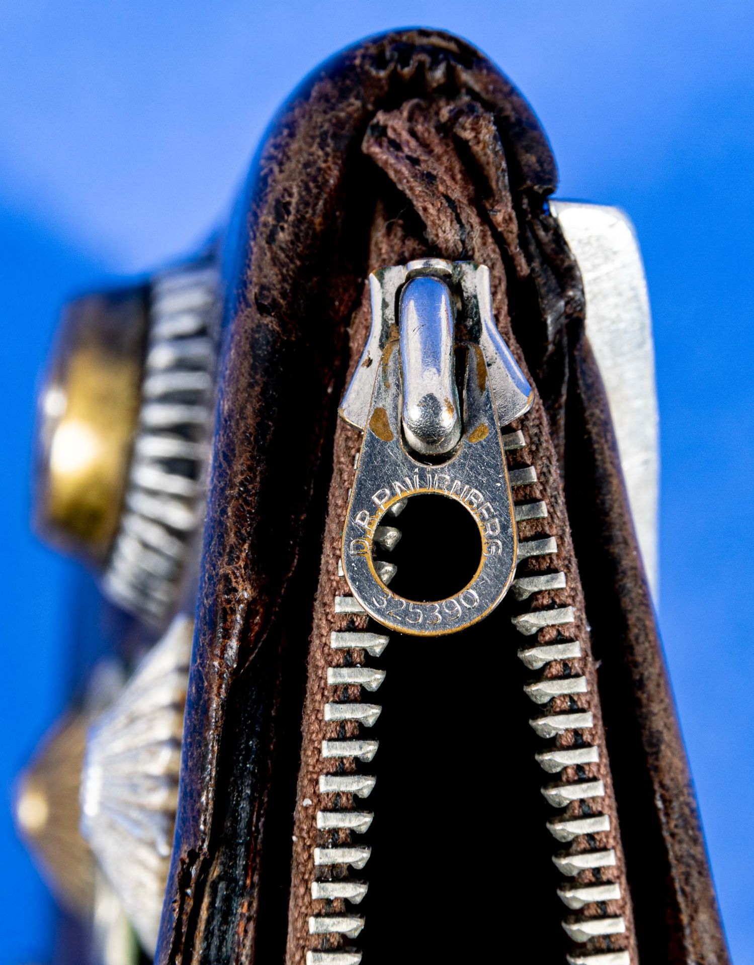 Geldbörse eines Wehrmachtsangehörigen, braunes Leder mit Reißverschluss, vorder- und rückseitig mit - Image 4 of 4