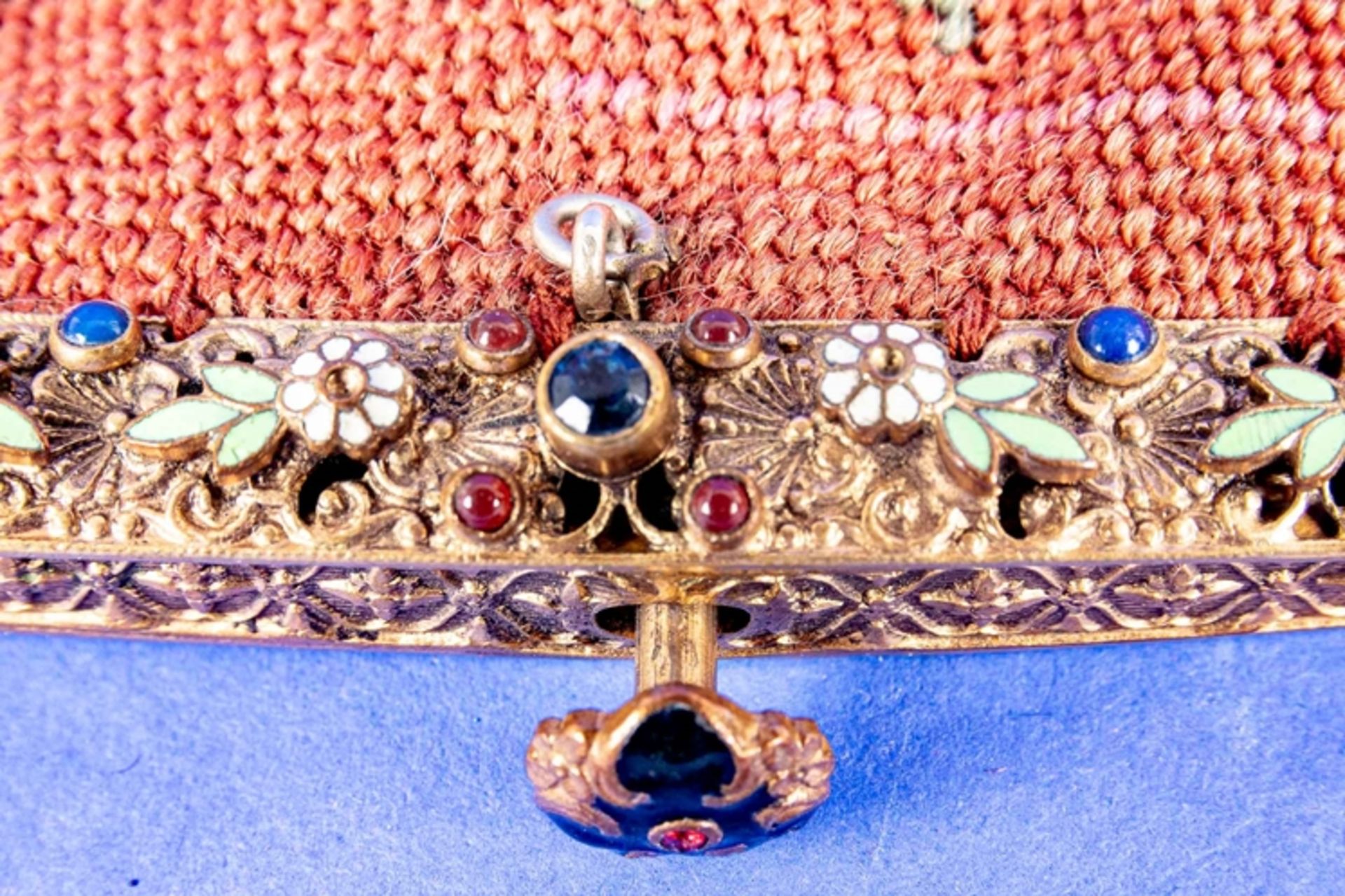 Antike Handtasche mit polychromer, filigraner Gobelin-Stickerei, die vergoldete Metall-Montur aufwä - Image 6 of 8