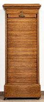 Antiker Akten-Rollschrank der Marke KOSMOS; heller Eichenholzkorpus, frontal mit Ziehharmonika-Vers