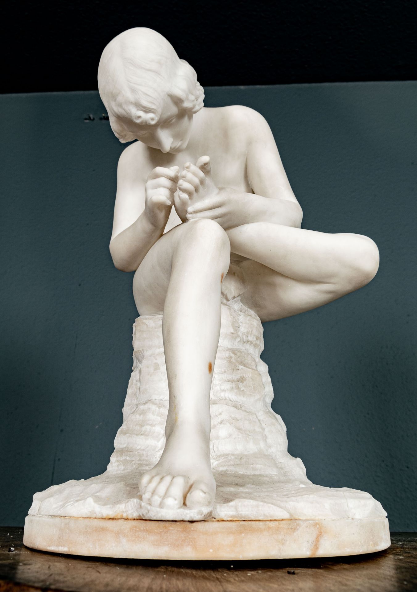 "Der Dornenzieher", große Alabaster-Figur, unsignierte, akademische Arbeit um 1900, Höhe ca. 43 cm, - Bild 8 aus 12