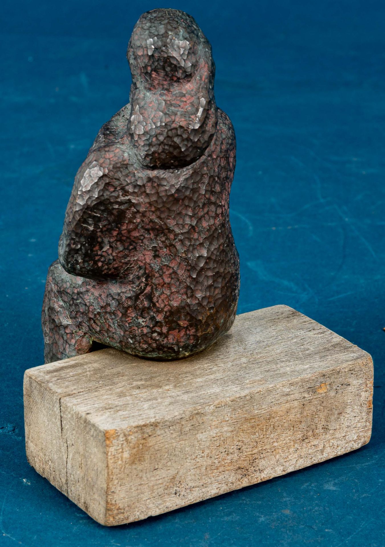 "Mutter und Kind in inniger Umarmung" auf Hartholz sitzend. Polychrom patinierte Bronze in Hammersc - Bild 3 aus 6