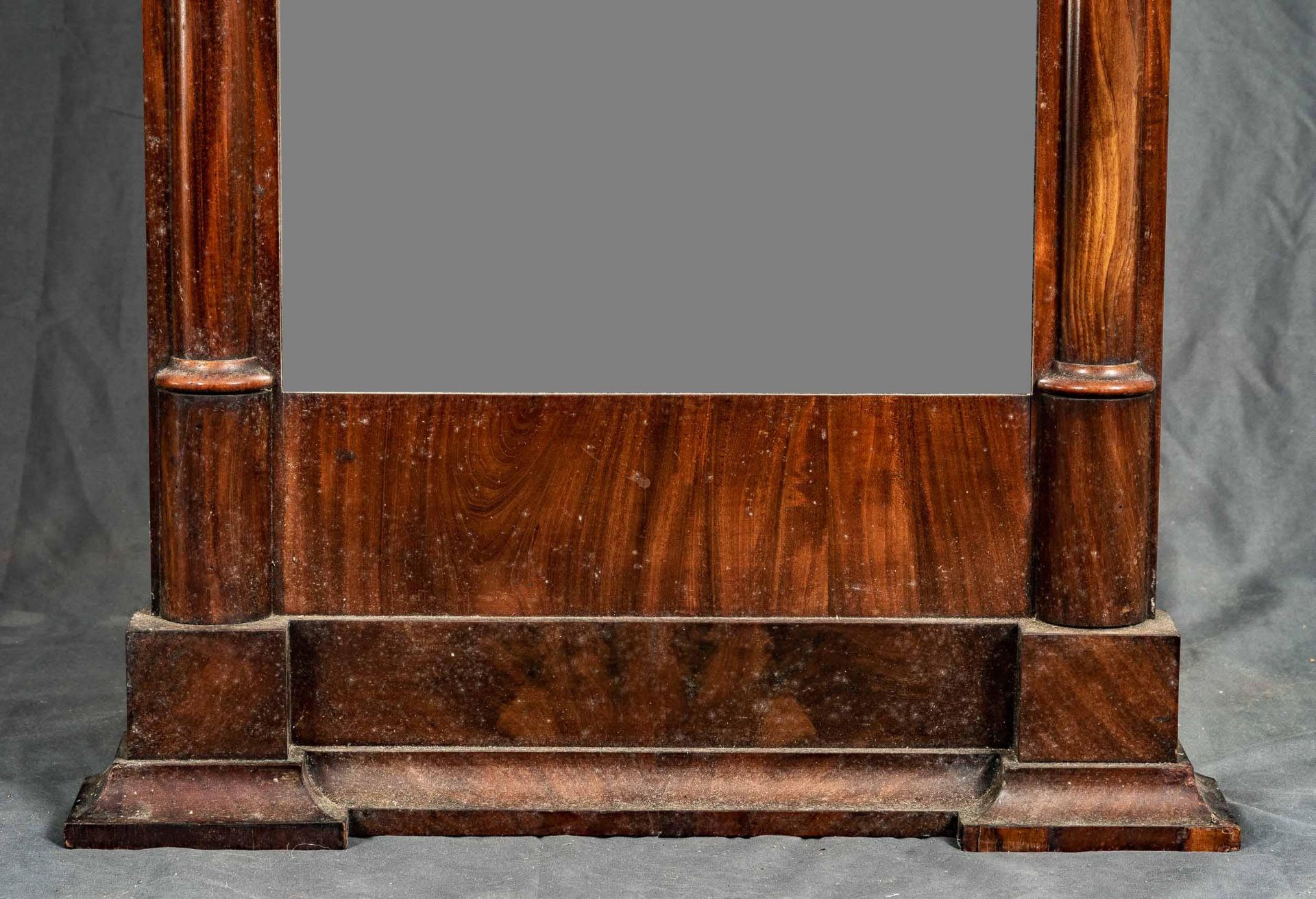 Antiker Pfeilerspiegel, Historismus 19. Jhdt. Mahagoni massiv und furniert. Höhe ca. 136 x 57,5 cm. - Bild 3 aus 5