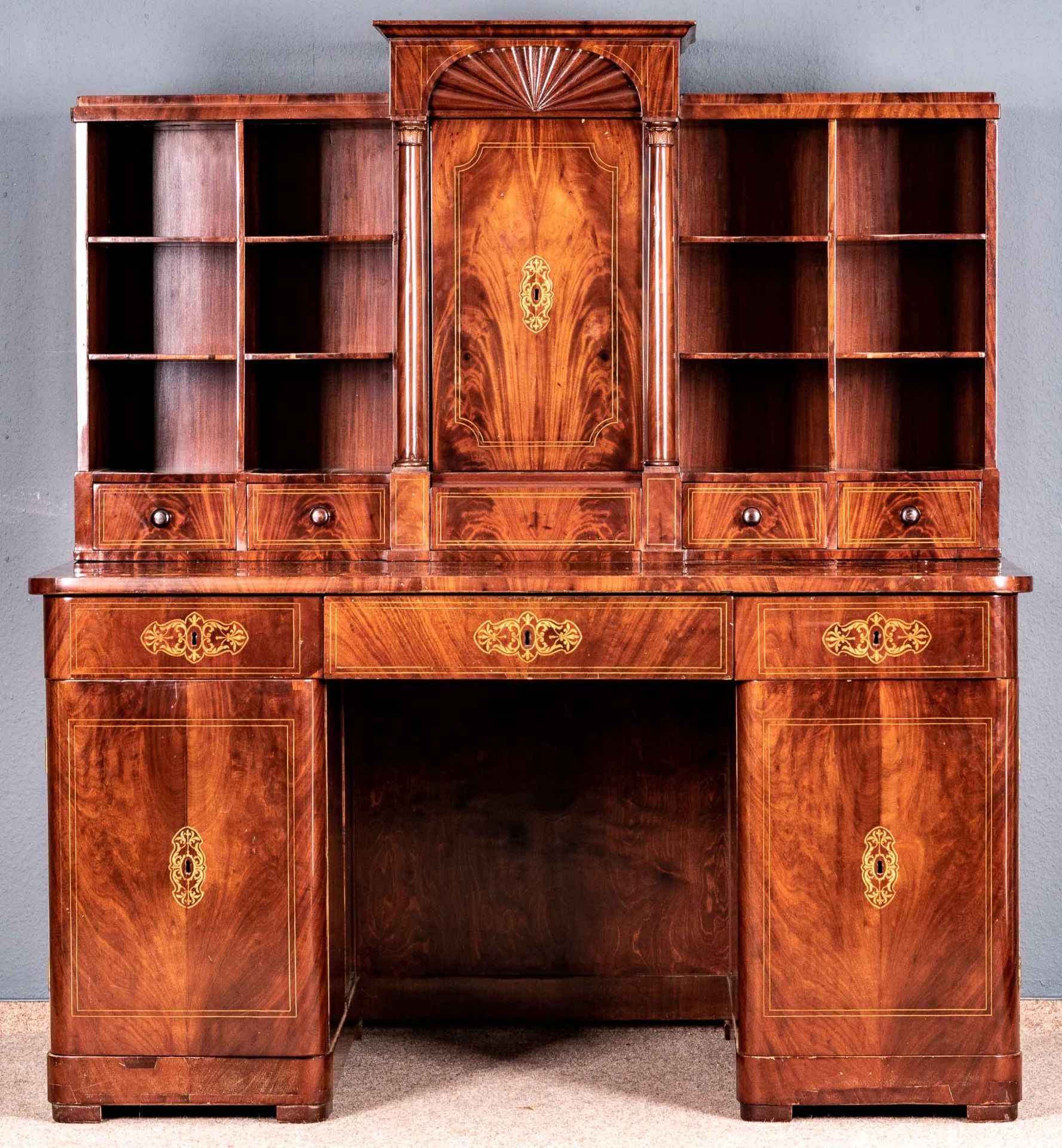 Großer Aufsatzschreibtisch, Biedermeier, deutsch um 1835/ 45, Mahagoni massiv & furniert, aufwändig