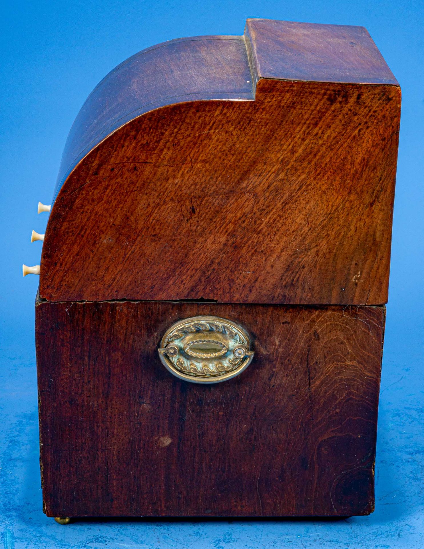 Deckelschatulle in Form eines Zylinderbureaus, 19. Jhdt., Mahagoni massiv und auf Blindholz furnier - Bild 4 aus 8