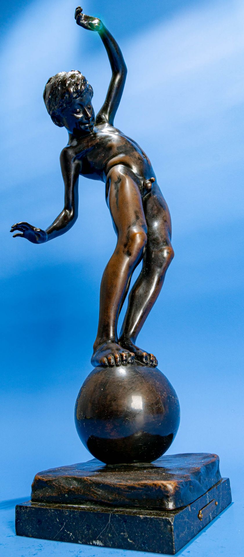 "Balancierender Knabe". Dunkelbraun patinierte Bronze eines auf einer Kugel/einem Ball balancierend - Image 5 of 21