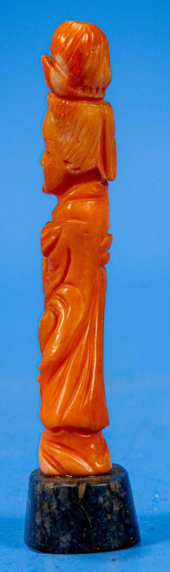 "GUANYIN" - geschnitzte Korallen(?) Figur, China wohl um 1900/20, Höhe ca. 6,4 cm, auf ovalem Marmo - Bild 4 aus 6