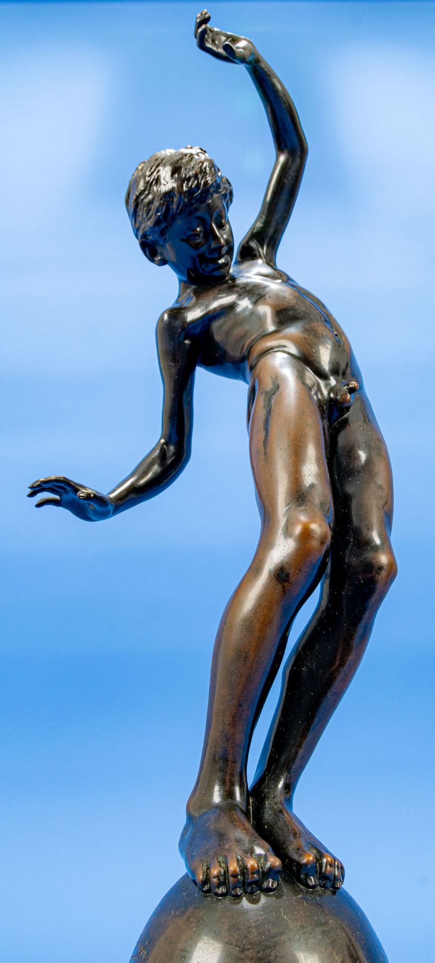 "Balancierender Knabe". Dunkelbraun patinierte Bronze eines auf einer Kugel/einem Ball balancierend - Image 17 of 21
