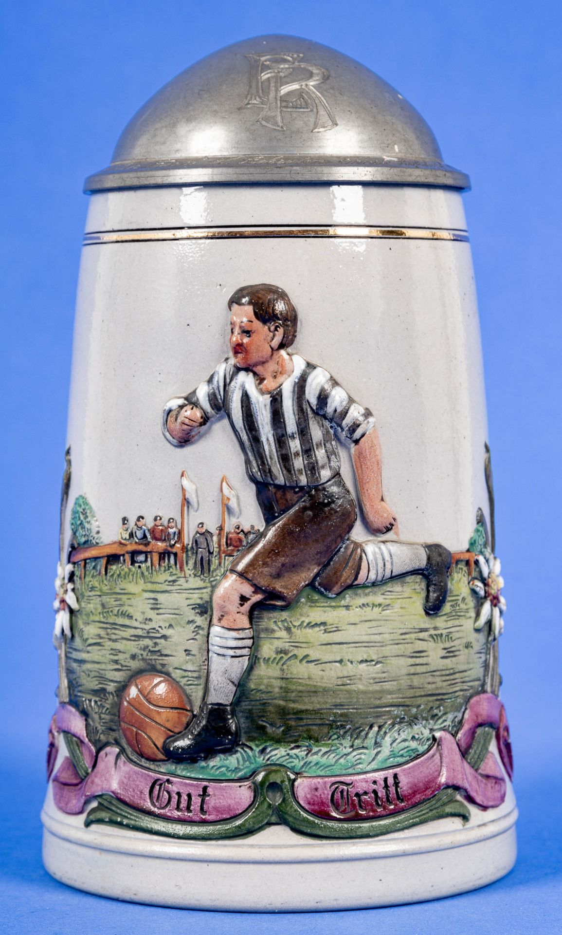 "Gut Tritt", Paar seltener Fußball-Bierkrüge, 1 x am Deckel dat. 1912, graues Steinzeug mit teils p - Bild 12 aus 18