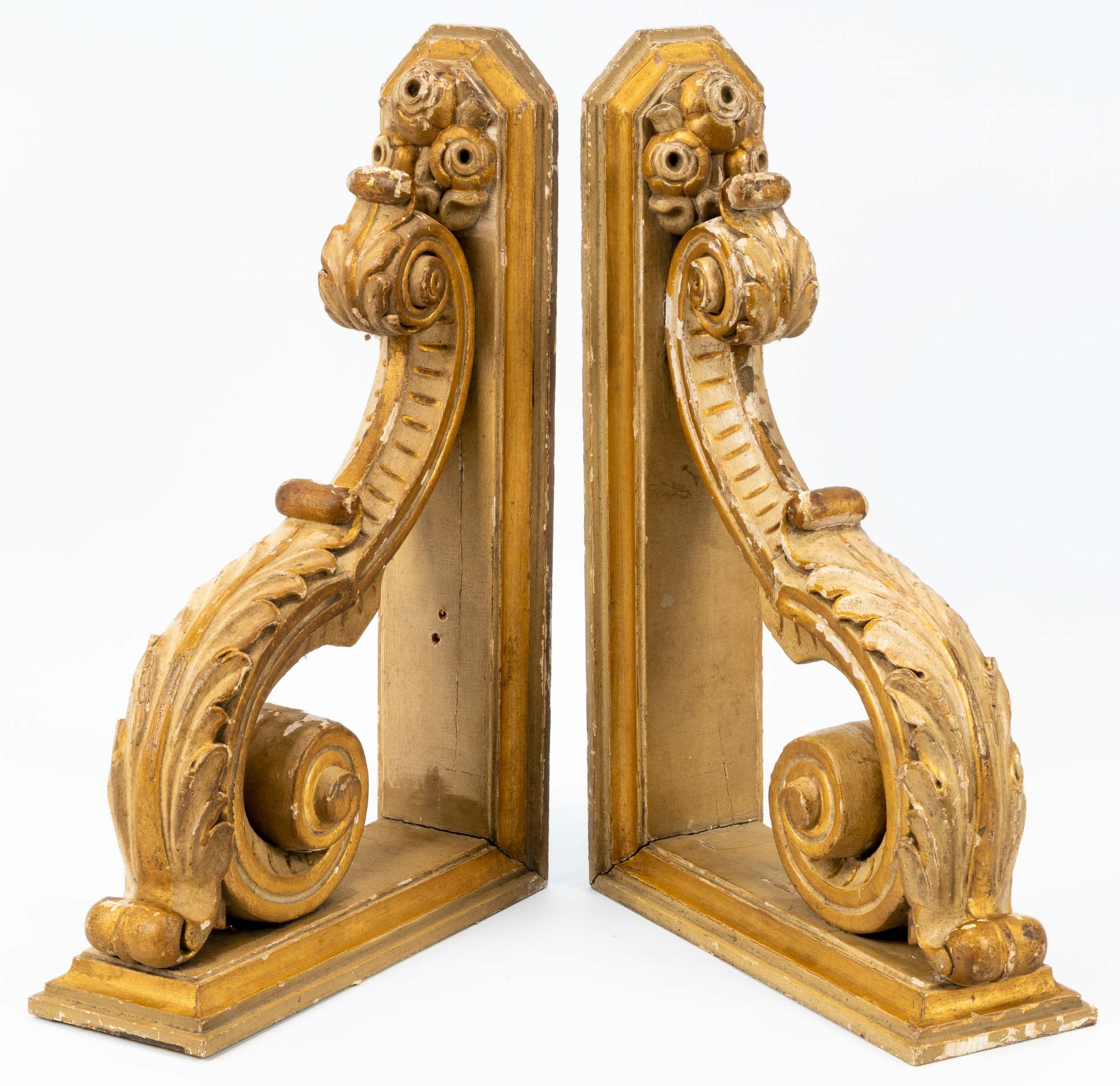 Paar geschnitzter Voluten-Stützwinkel, Holz geschnitzt, gefasst und vergoldet. Historismus, 19. Jhd - Image 2 of 11