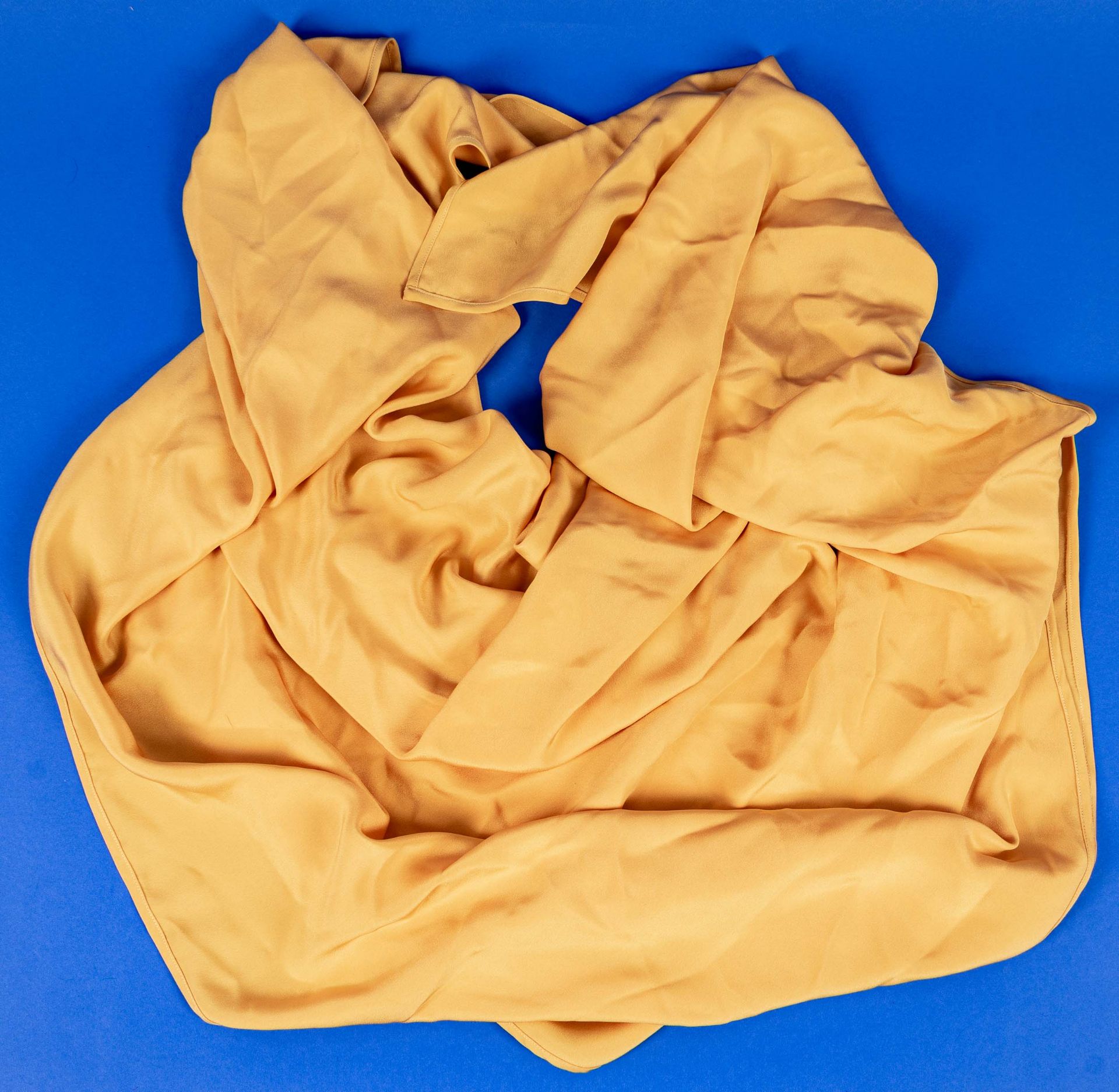 Sehr großes, gold-gelbes Tuch aus dem Hause Laura Biagotti, 100% Seide, ca. 140 x 140 cm; sehr schö