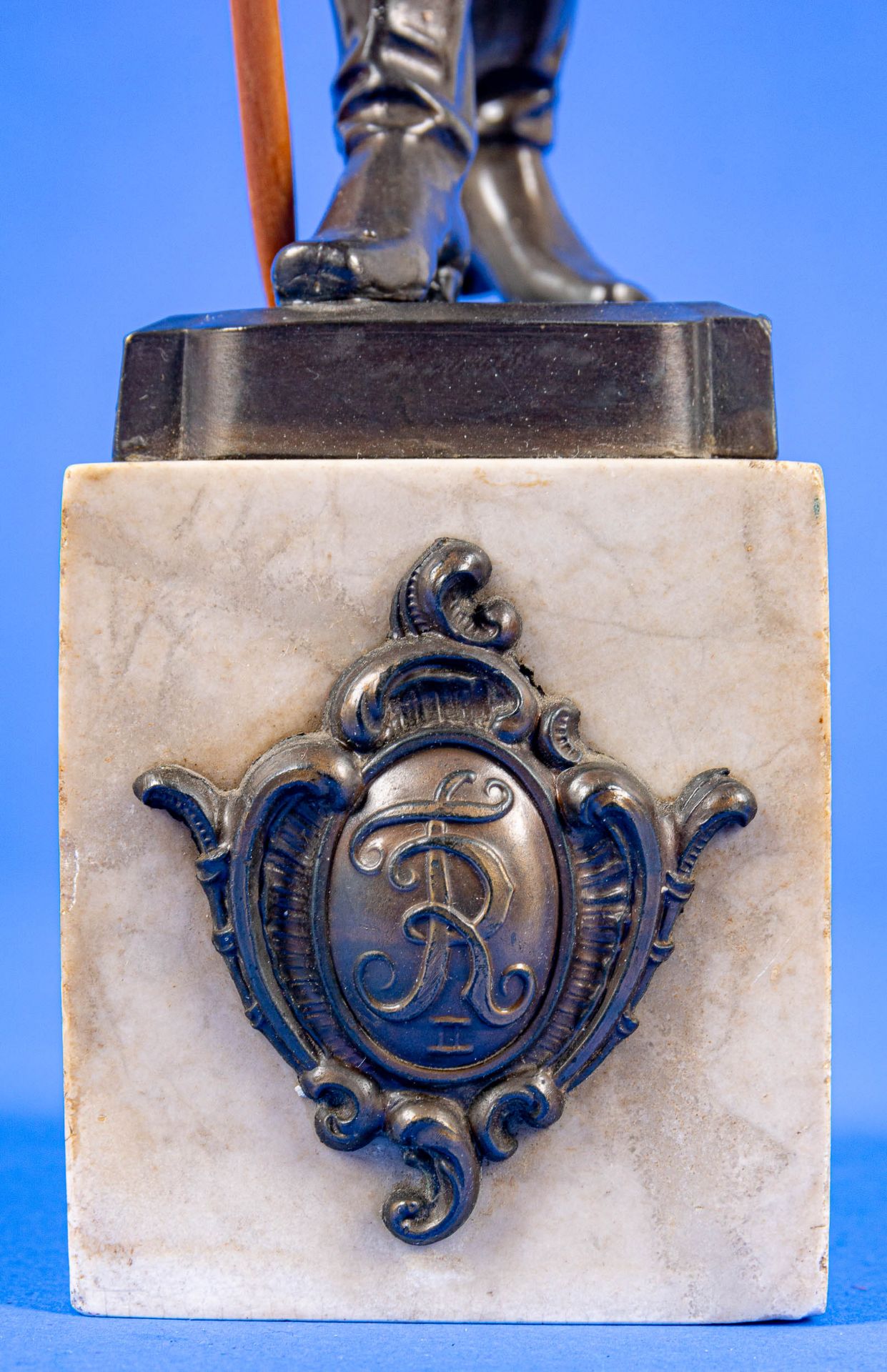 "Der alte Fritz", bronzierter Metallguss mit hölzernem Spazierstock, auf quaderförmigem Natursteins - Bild 14 aus 15