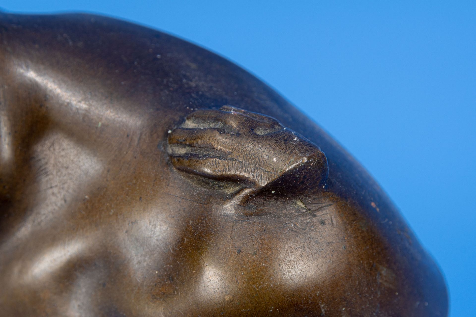 "Büste des Hermes", bräunlich patinierter Bronze-Hohlguss auf mehrfach getrepptem, schwarzem Marmor - Bild 8 aus 10