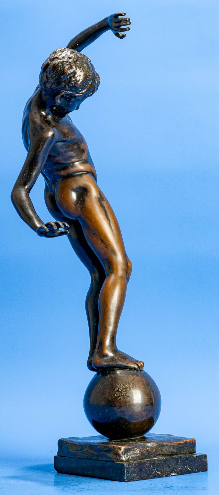 "Balancierender Knabe". Dunkelbraun patinierte Bronze eines auf einer Kugel/einem Ball balancierend - Image 6 of 21