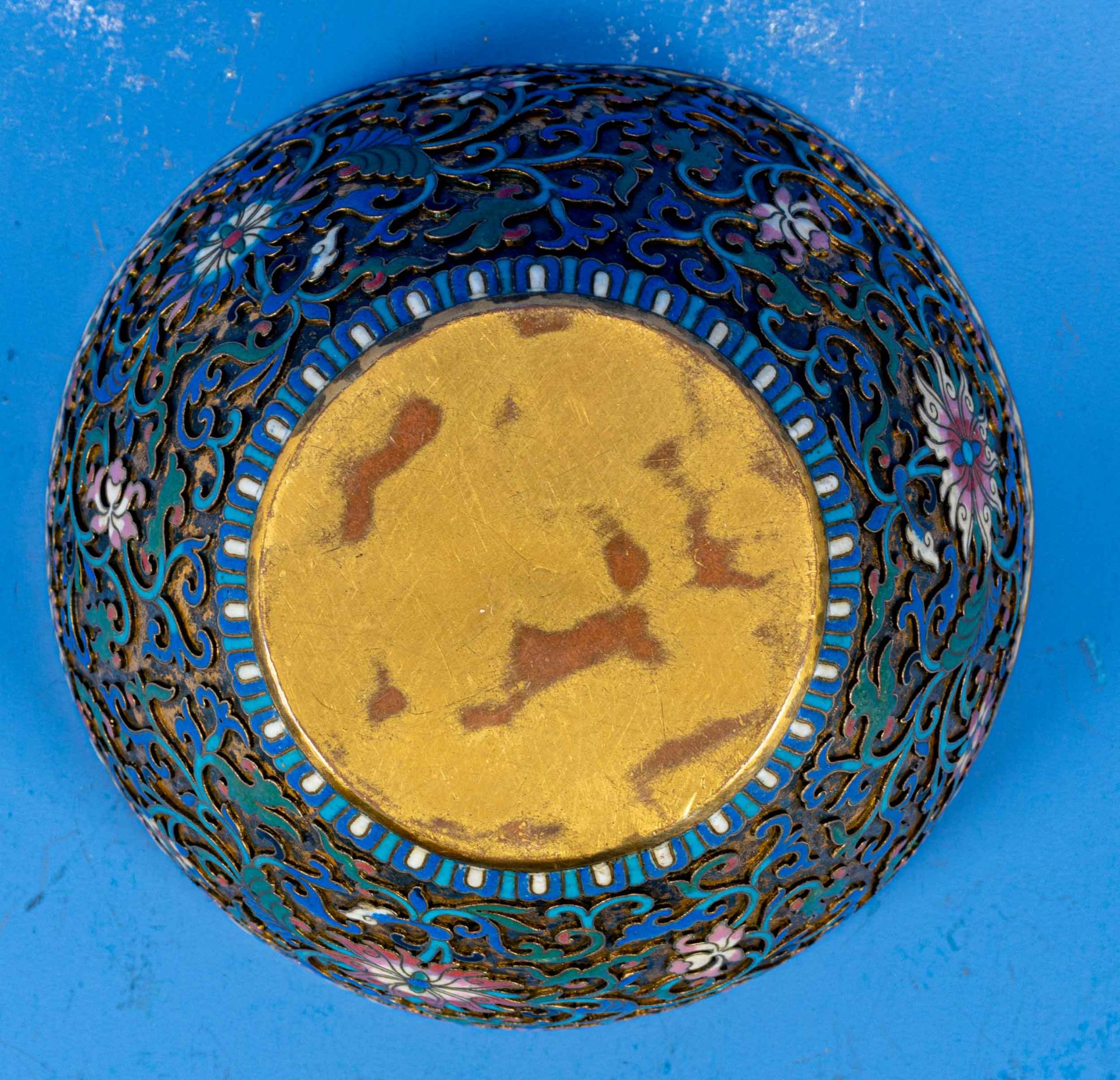 Feines Champlevé-Emaille-Schälchen/Kumme, Kupfer oder Bronze vergoldet mit aufgelegten, floralen Ze - Bild 5 aus 7