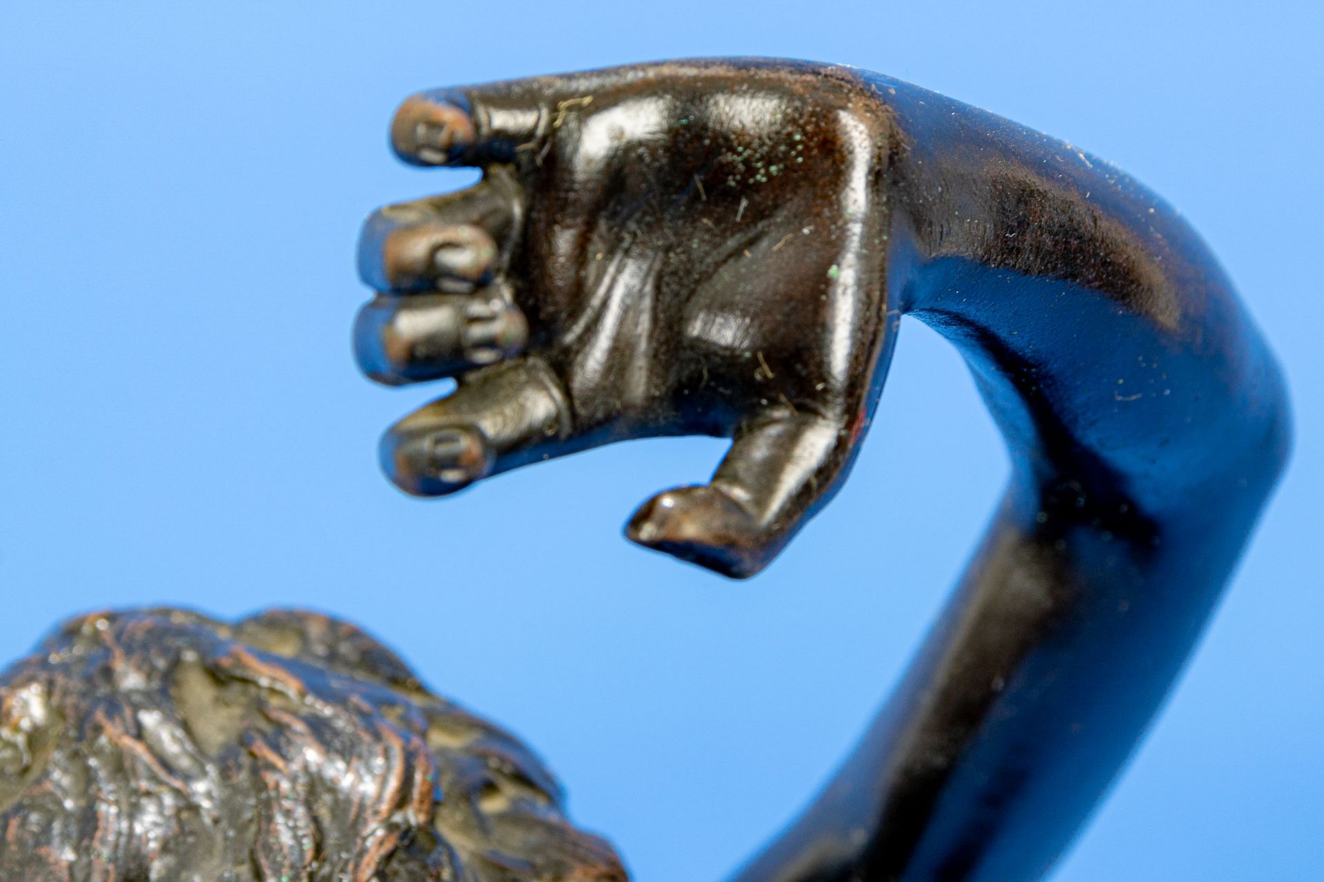 "Balancierender Knabe". Dunkelbraun patinierte Bronze eines auf einer Kugel/einem Ball balancierend - Image 19 of 21