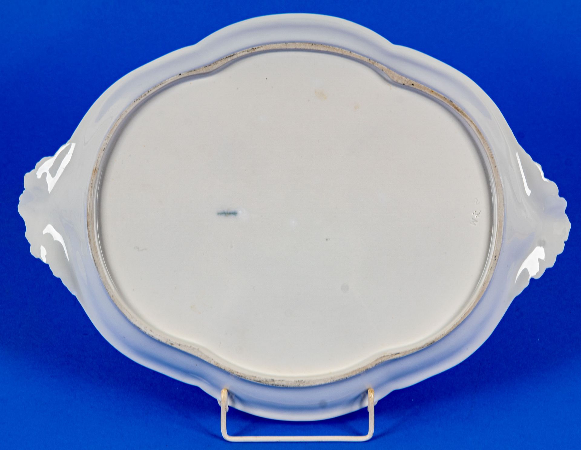 Ovales Tablett der KPM-Berlin, wohl um 1900, Weißporzellan in Rokoko-Formgebung, stirnseitig hochge - Image 5 of 8