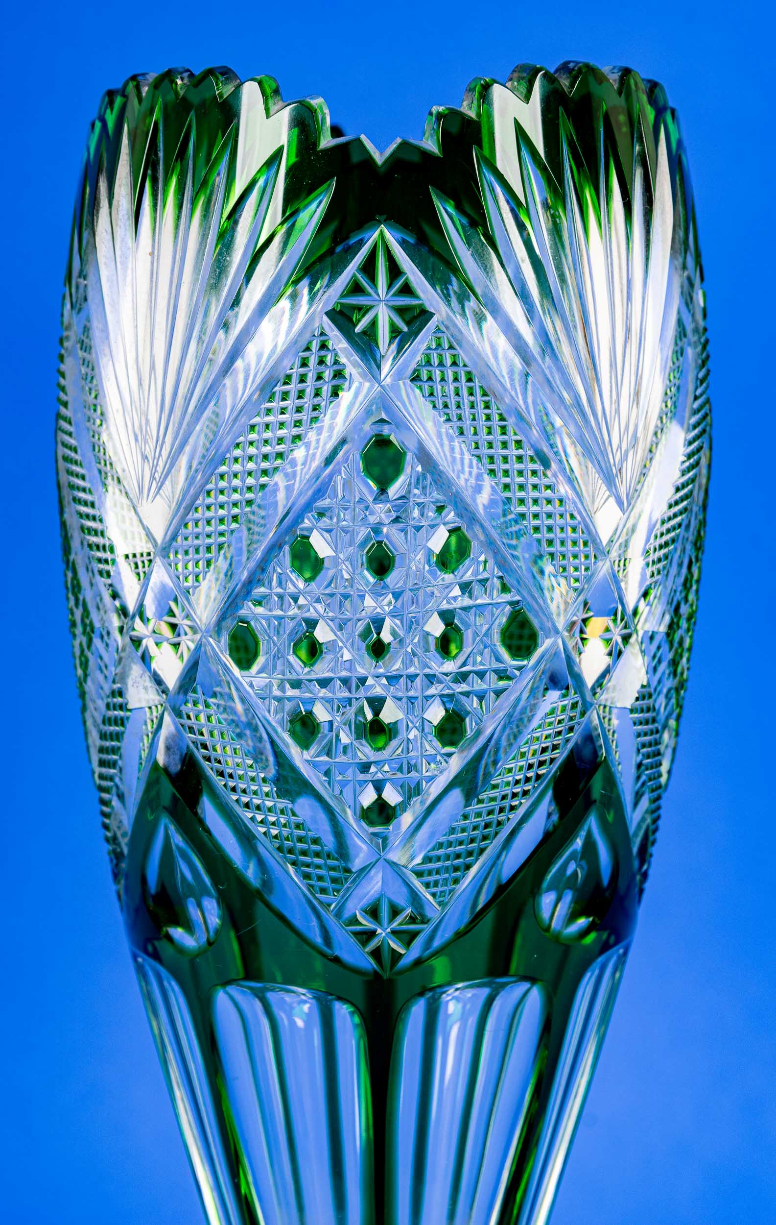 Prächtige blütenkelchförmige, hohe, schlanke, smaragdgrün überfangene Kristallglasvase mit äußerst  - Bild 4 aus 7