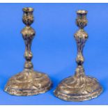 Paar einflammiger Tischkerzenleuchter in barocker Formgebung, Metallguss mit Resten von Versilberun