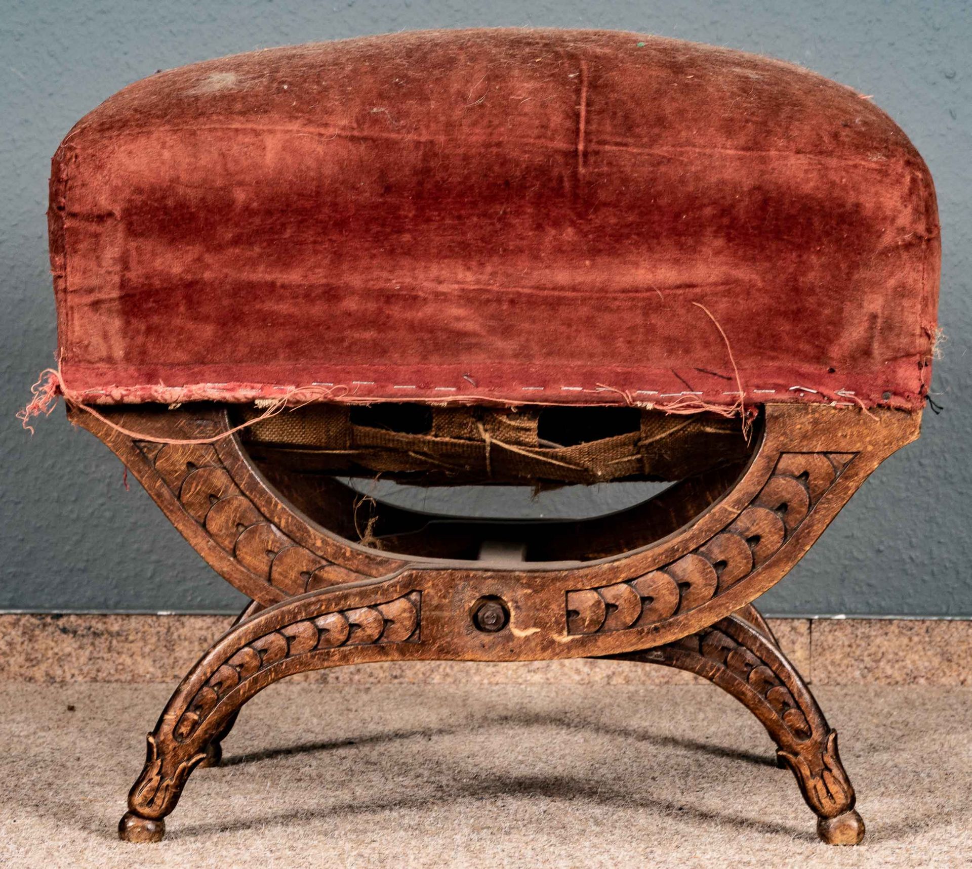 Antiker Polsterhocker, sogenanntes Tabouret; Zopfstil, süddeutsch oder Donaumonarchie um 1800, nuss